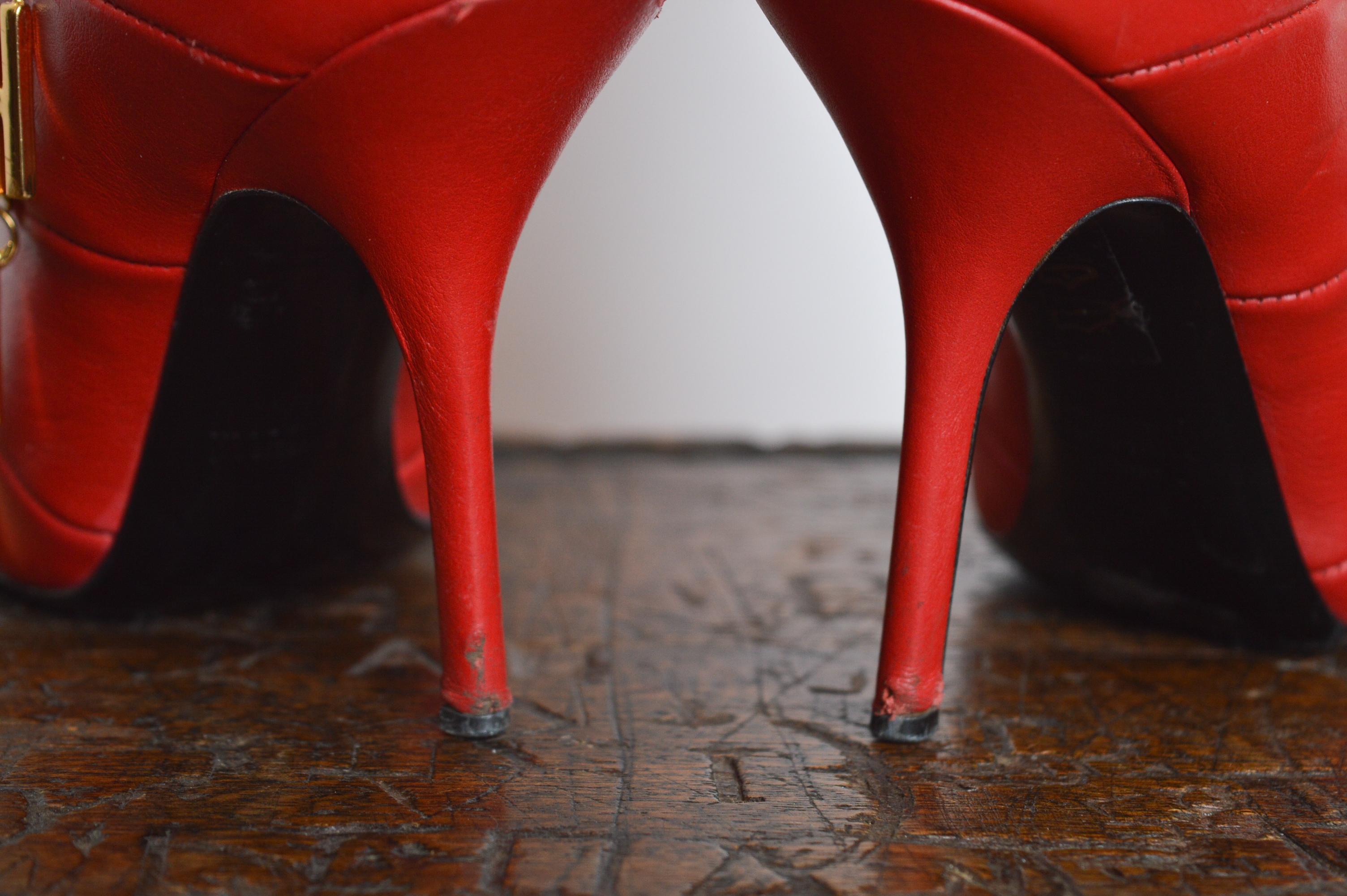 Fabuleux bottes de cheville Moschino vintage pointues en cuir rouge avec lettres dorées en vente 9