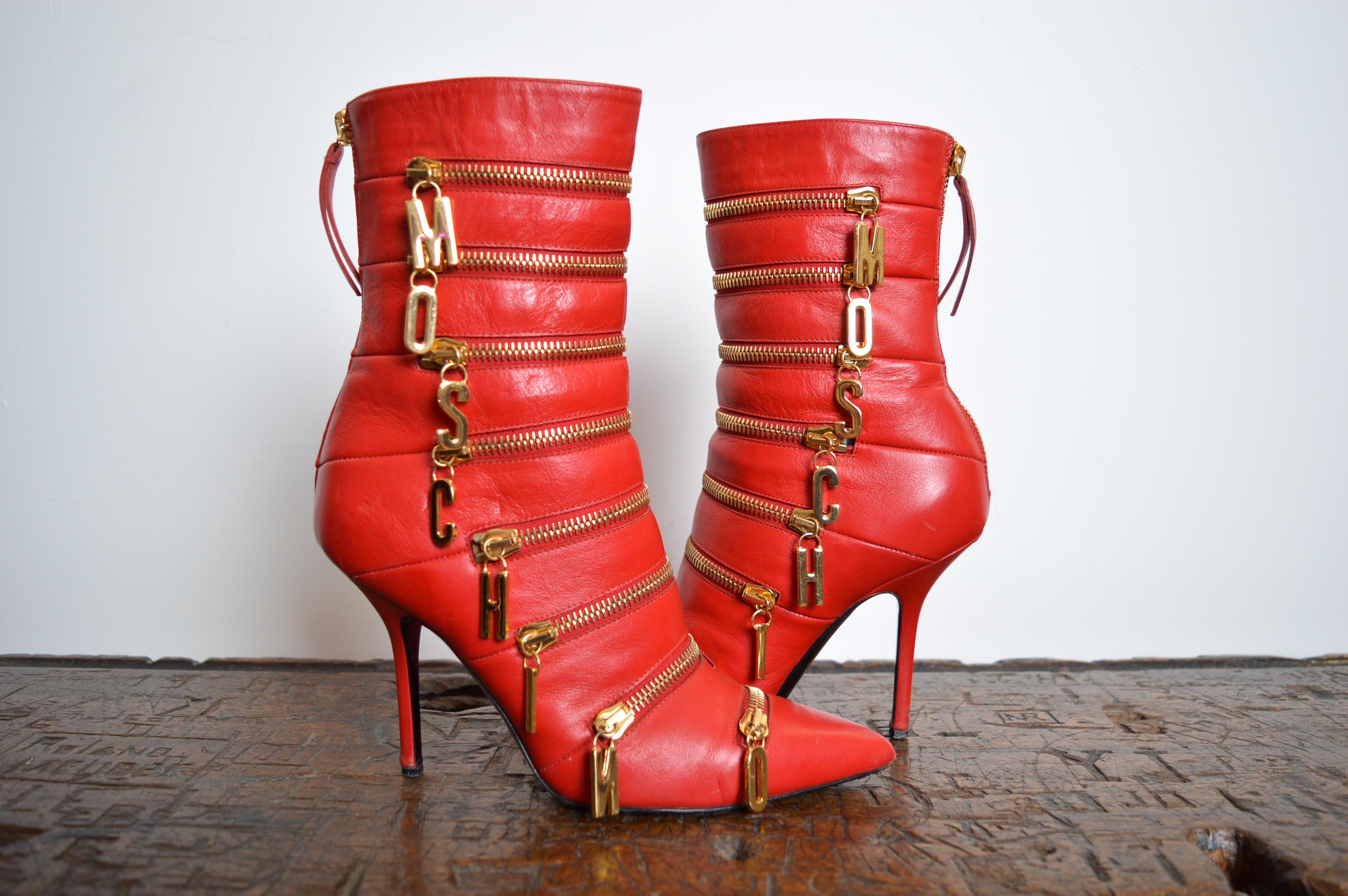 Fabuleux bottes de cheville Moschino vintage pointues en cuir rouge avec lettres dorées en vente 10