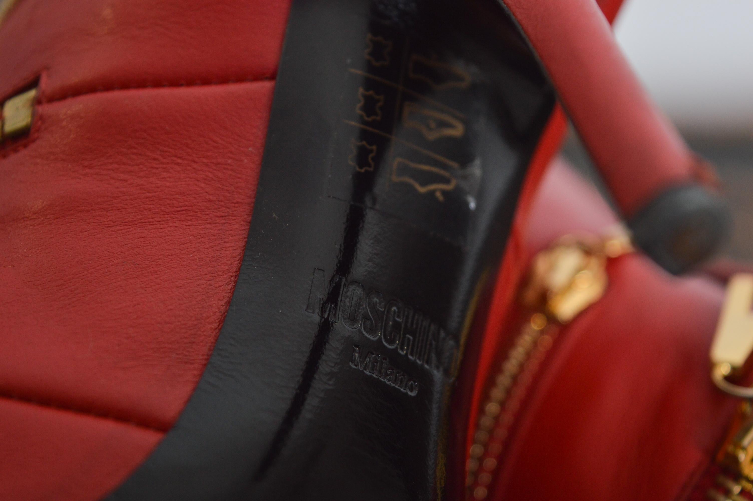 Fabuleux bottes de cheville Moschino vintage pointues en cuir rouge avec lettres dorées en vente 11