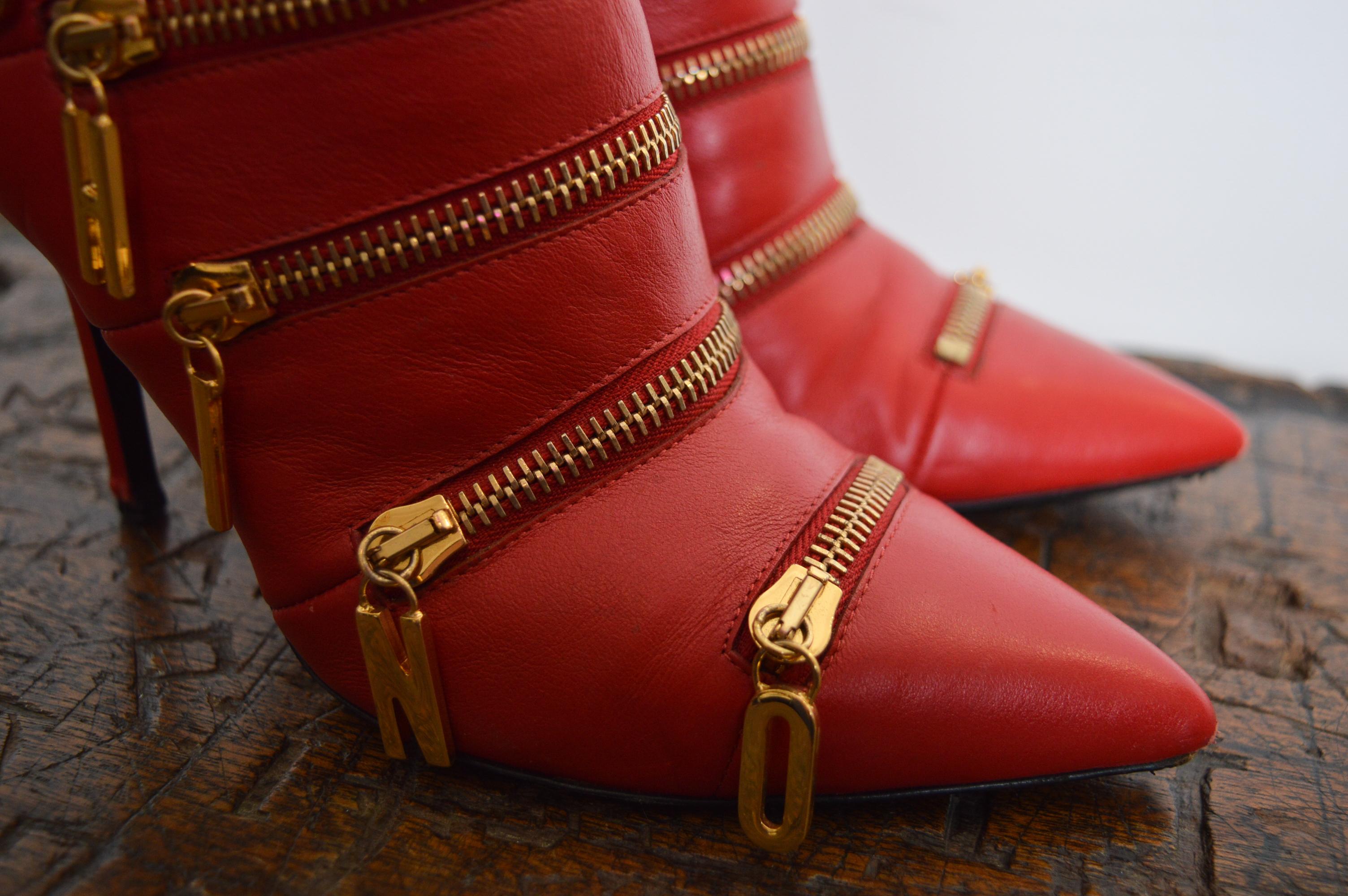 Fabuleux bottes de cheville Moschino vintage pointues en cuir rouge avec lettres dorées en vente 12