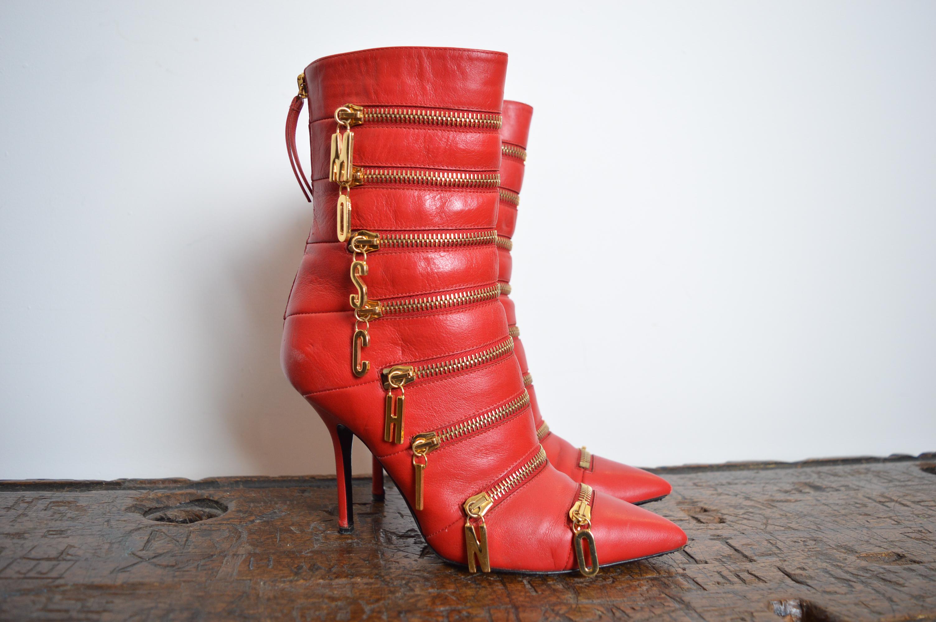 Fabuleuses bottes vintage en cuir rouge de Moschino, circa 2000. Il est doté de la fermeture éclair emblématique Gold Lettering, d'un bout pointu et de talons aiguilles.
Taille UK : 5 / EU : 38
FABRIQUÉ EN ITALIE.
Condition ; Bonne condition malgré