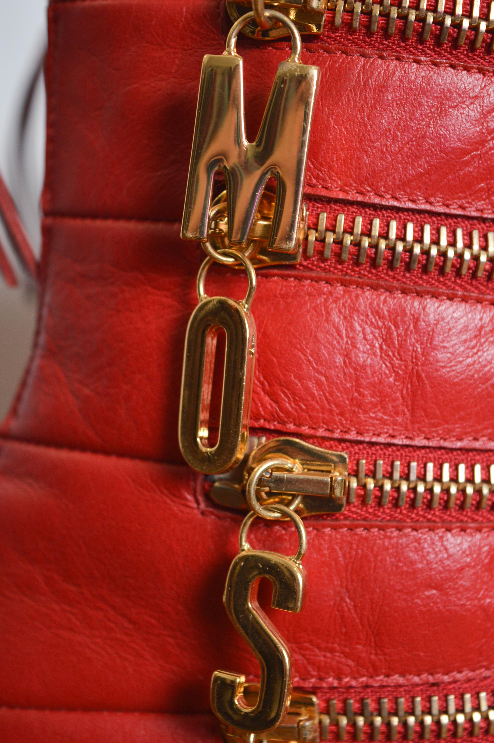 Rouge Fabuleux bottes de cheville Moschino vintage pointues en cuir rouge avec lettres dorées en vente