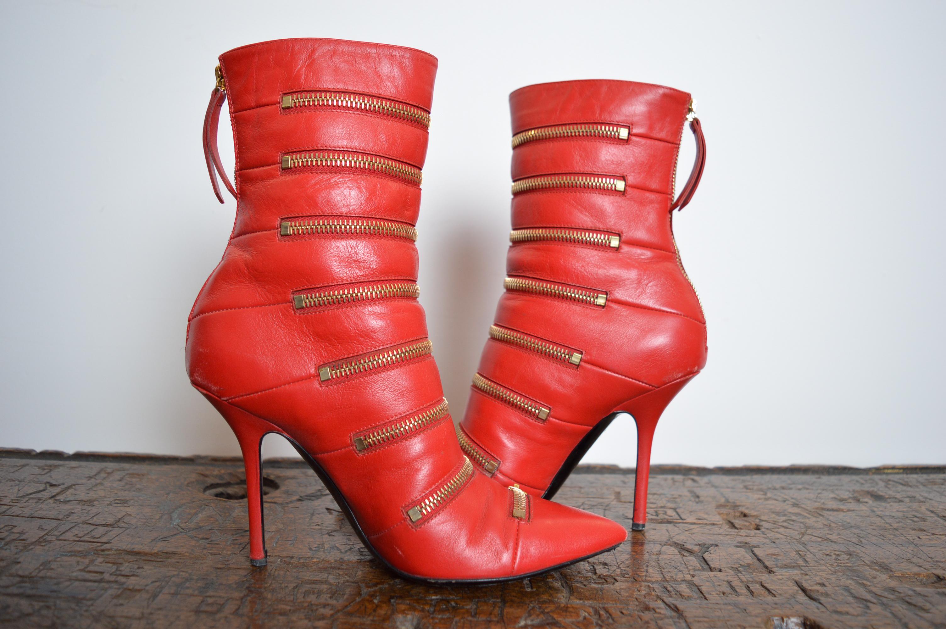 Fabuleux bottes de cheville Moschino vintage pointues en cuir rouge avec lettres dorées État moyen - En vente à Sheffield, GB
