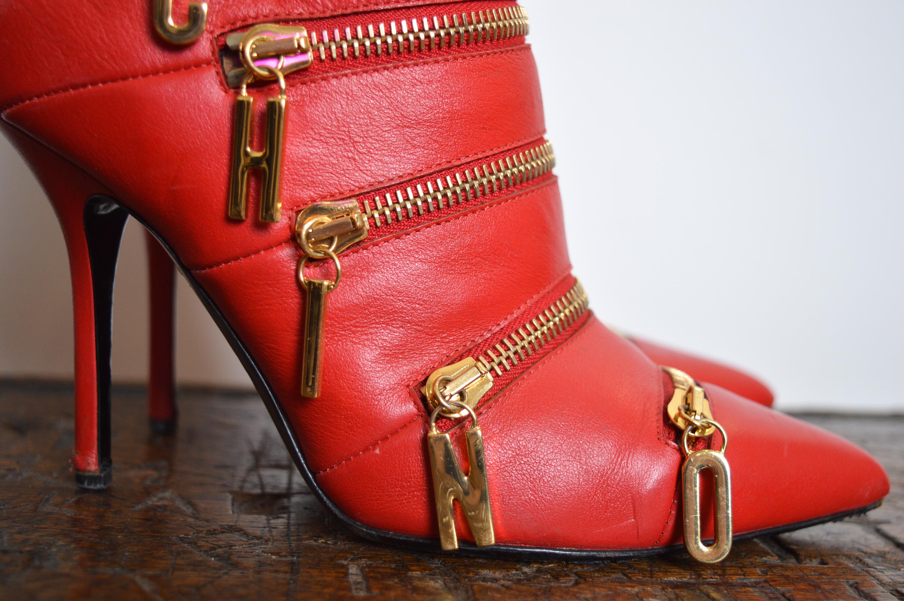 Fabuleux bottes de cheville Moschino vintage pointues en cuir rouge avec lettres dorées Pour femmes en vente