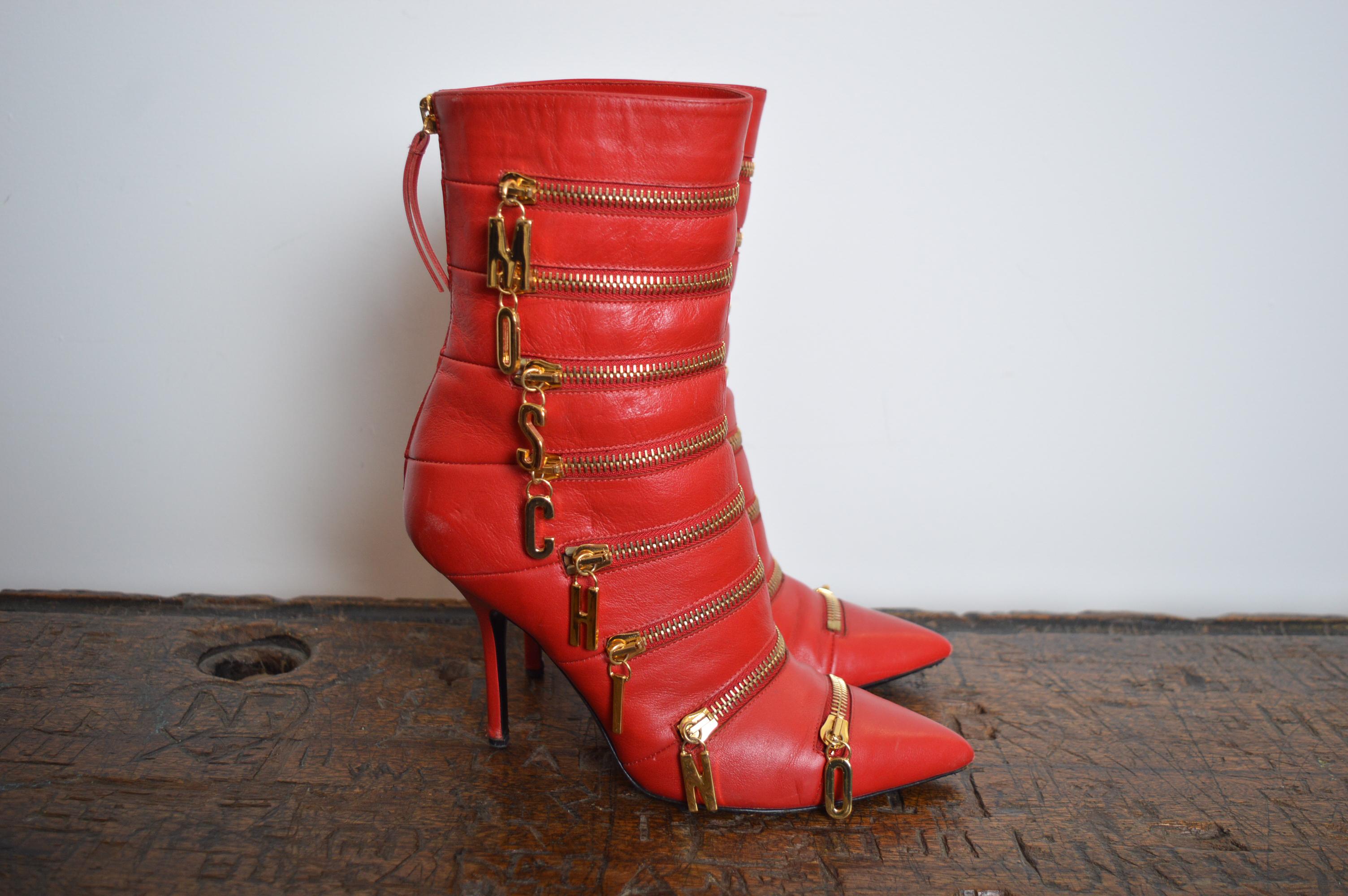 Fabuleux bottes de cheville Moschino vintage pointues en cuir rouge avec lettres dorées en vente 2