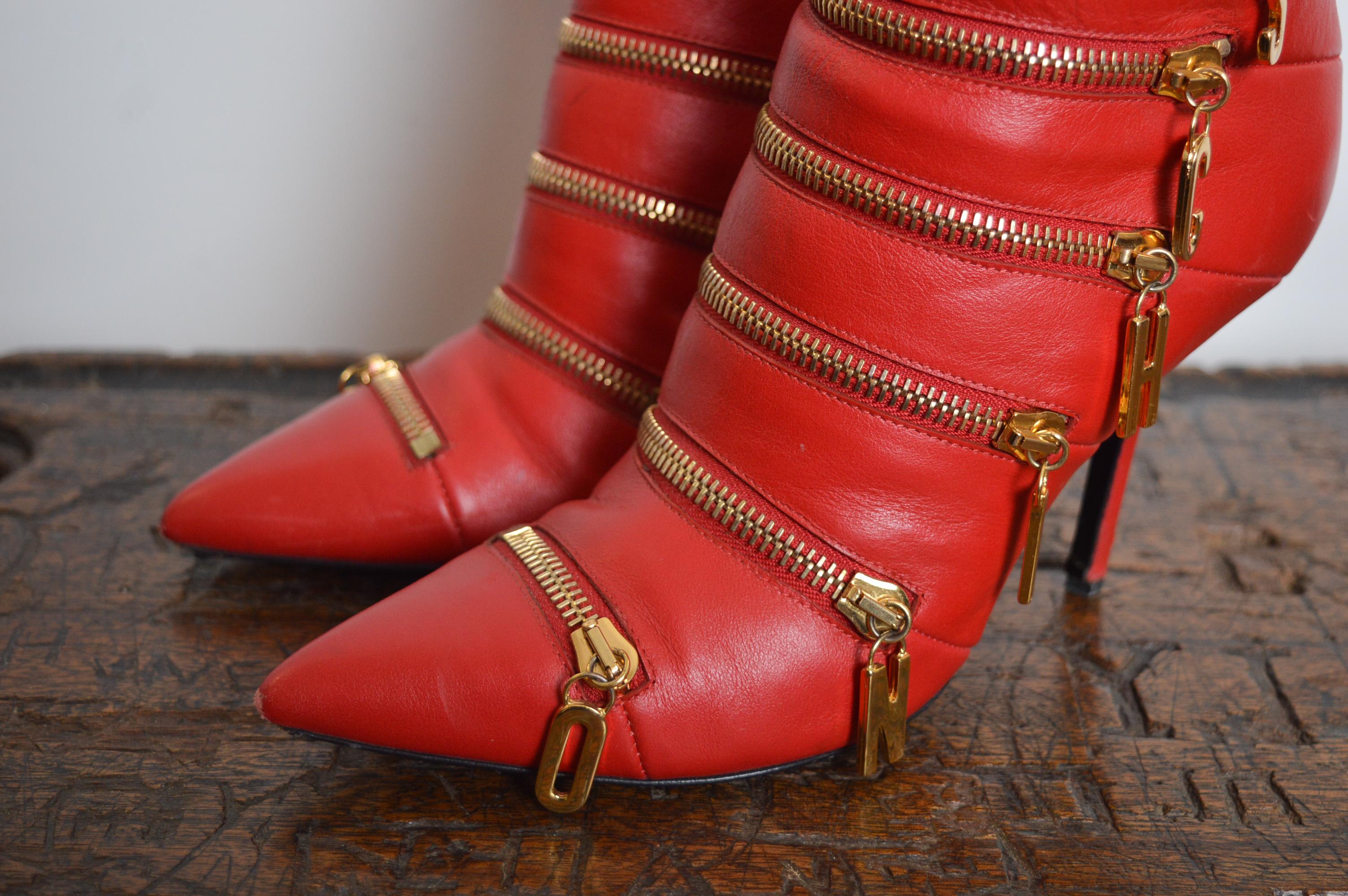 Fabuleux bottes de cheville Moschino vintage pointues en cuir rouge avec lettres dorées en vente 3