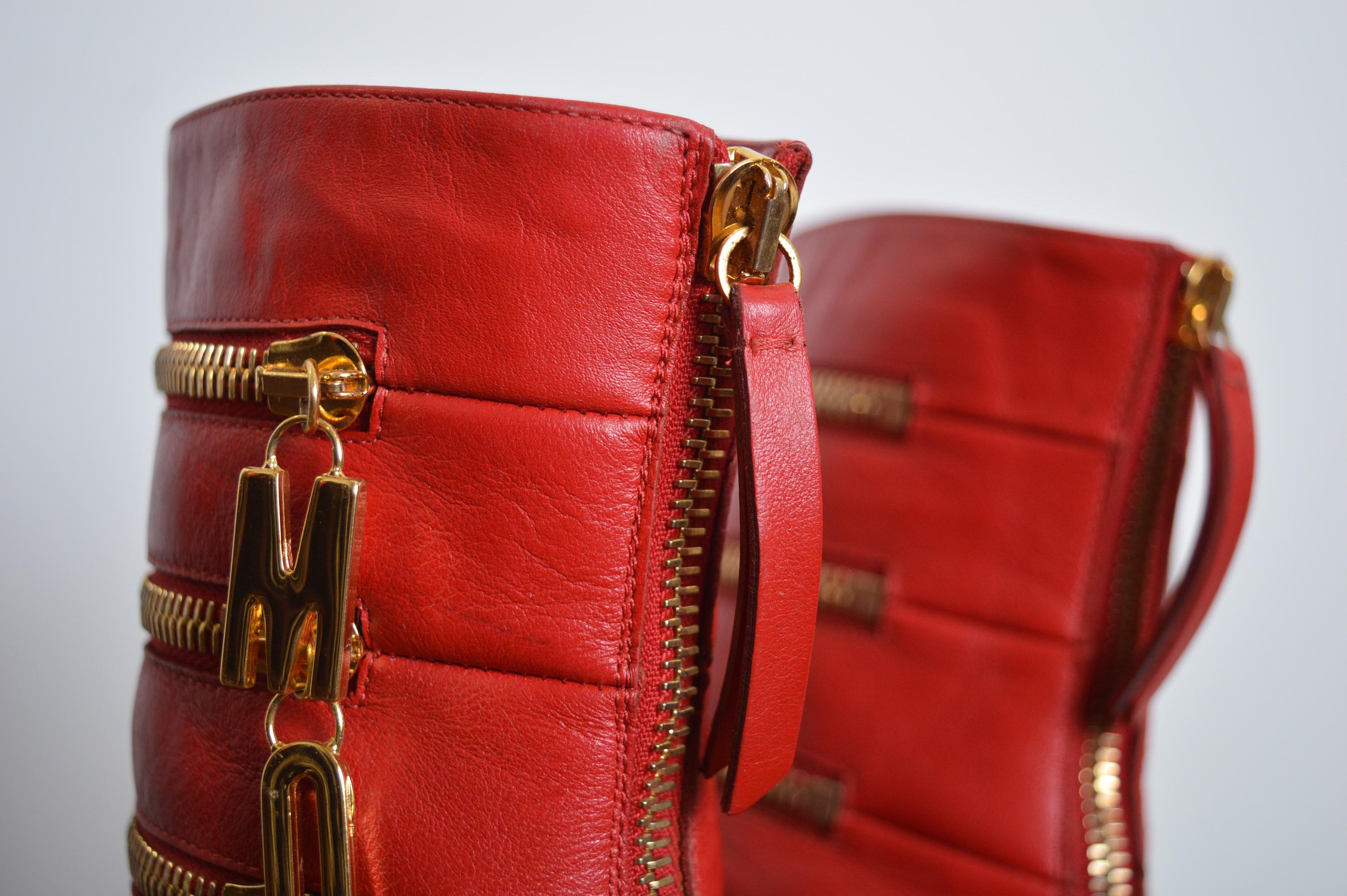 Fabuleux bottes de cheville Moschino vintage pointues en cuir rouge avec lettres dorées en vente 4