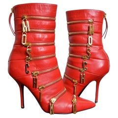 Fabulosos botines vintage Moschino de piel roja y letra dorada con tacón de aguja puntiagudo
