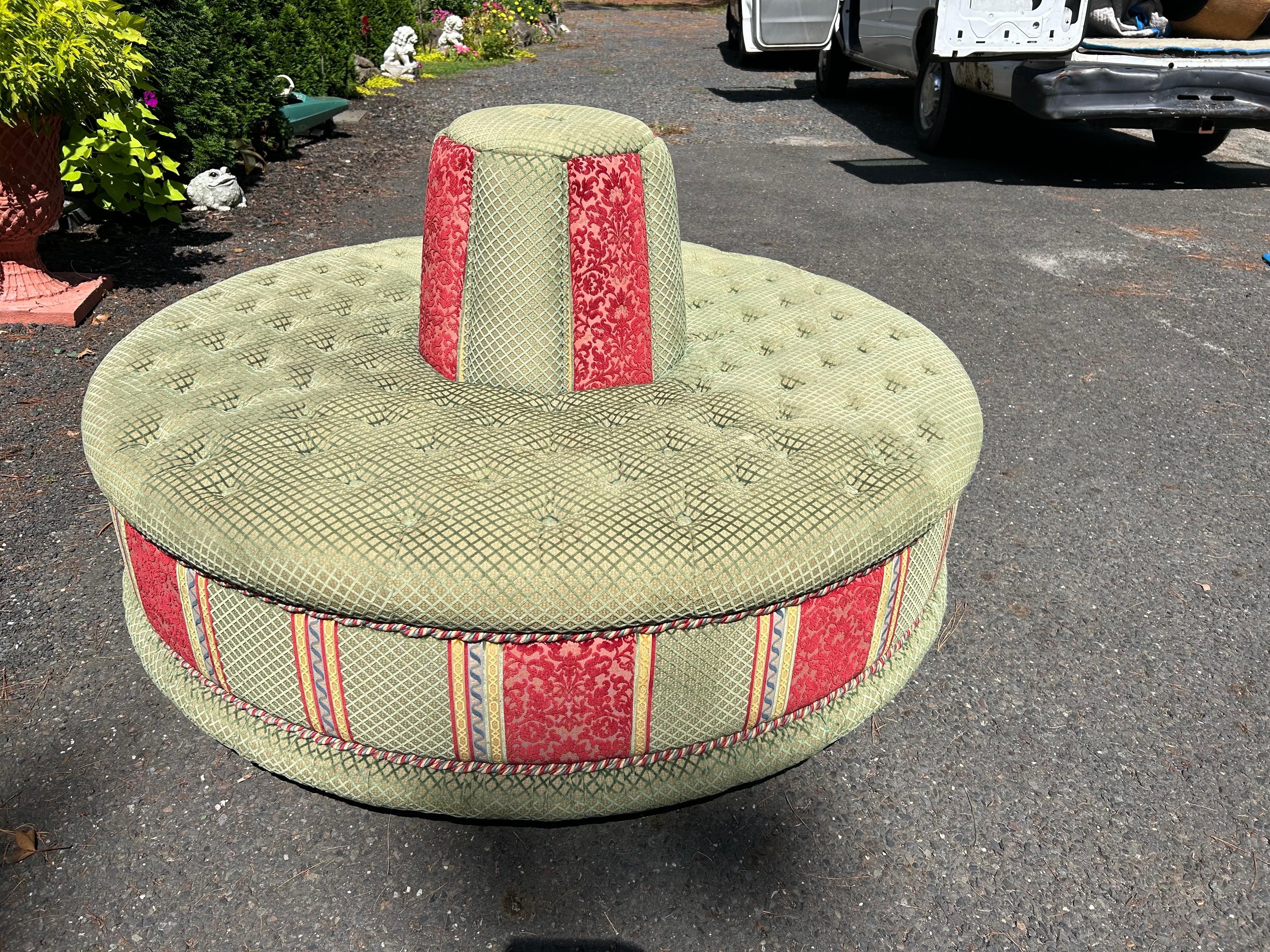 Fabuleux canapé ottoman de salon vintage rond tufté Banquette Settee en vente 6