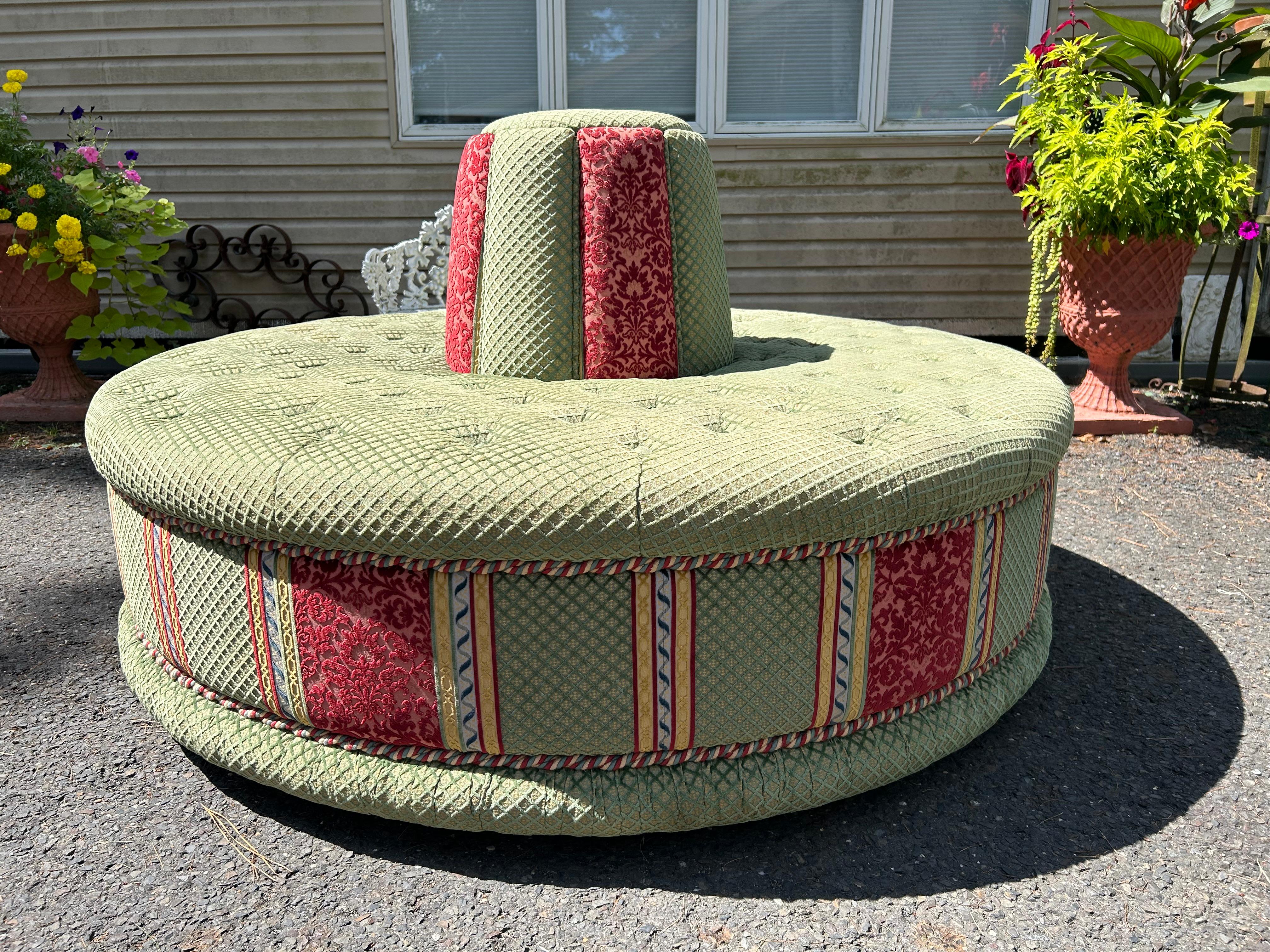 Fabuleux canapé ottoman de salon vintage rond tufté Banquette Settee en vente 7
