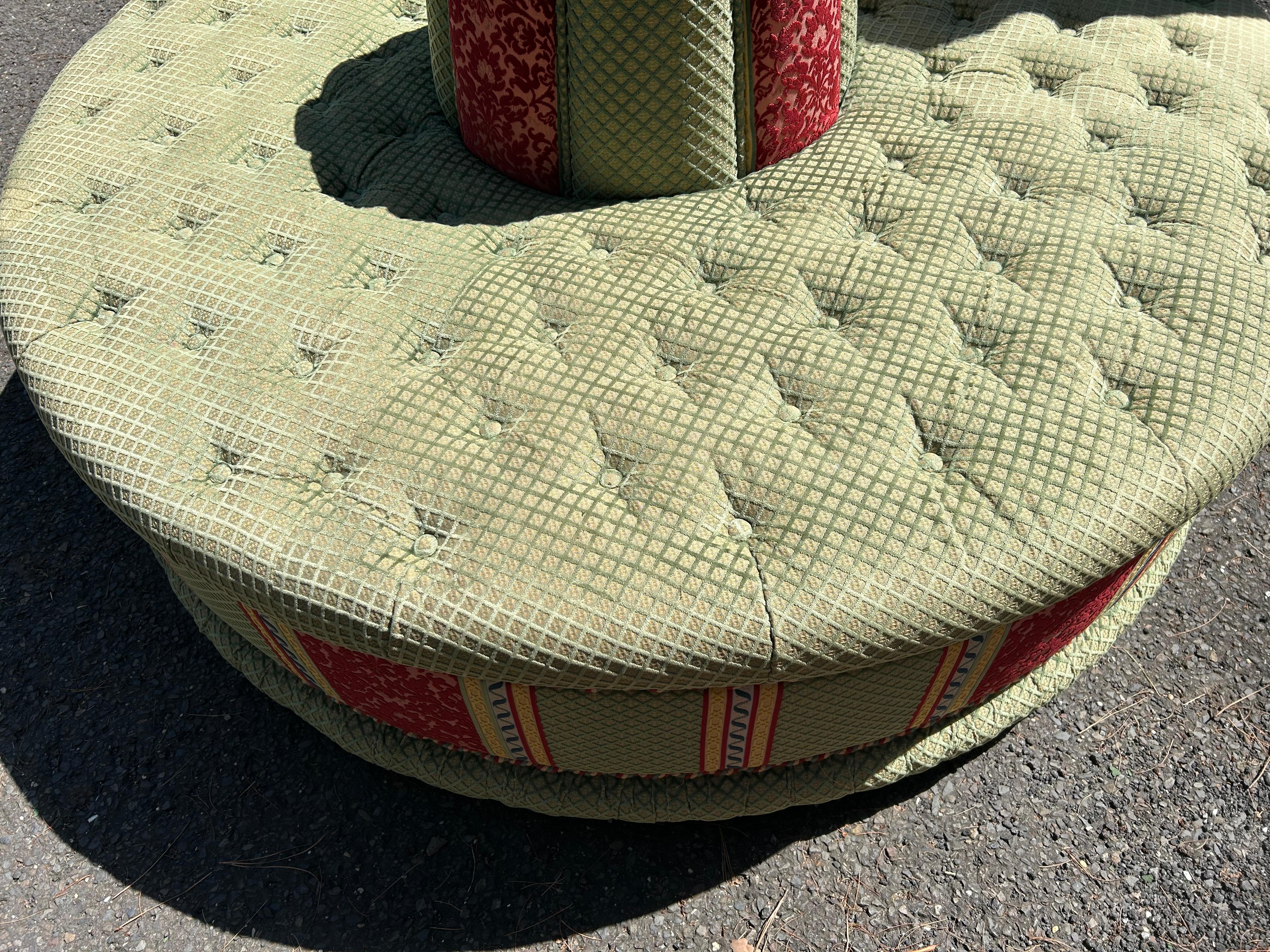 Magnifique ottoman vintage rond touffeté pour canapé d'hôtel/lobby.  Cette pièce a été retapissée à la fin des années 80 et le tissu est daté - une nouvelle tapisserie est recommandée.   Nous adorons le caisson caché sous la colonne centrale.  Siège