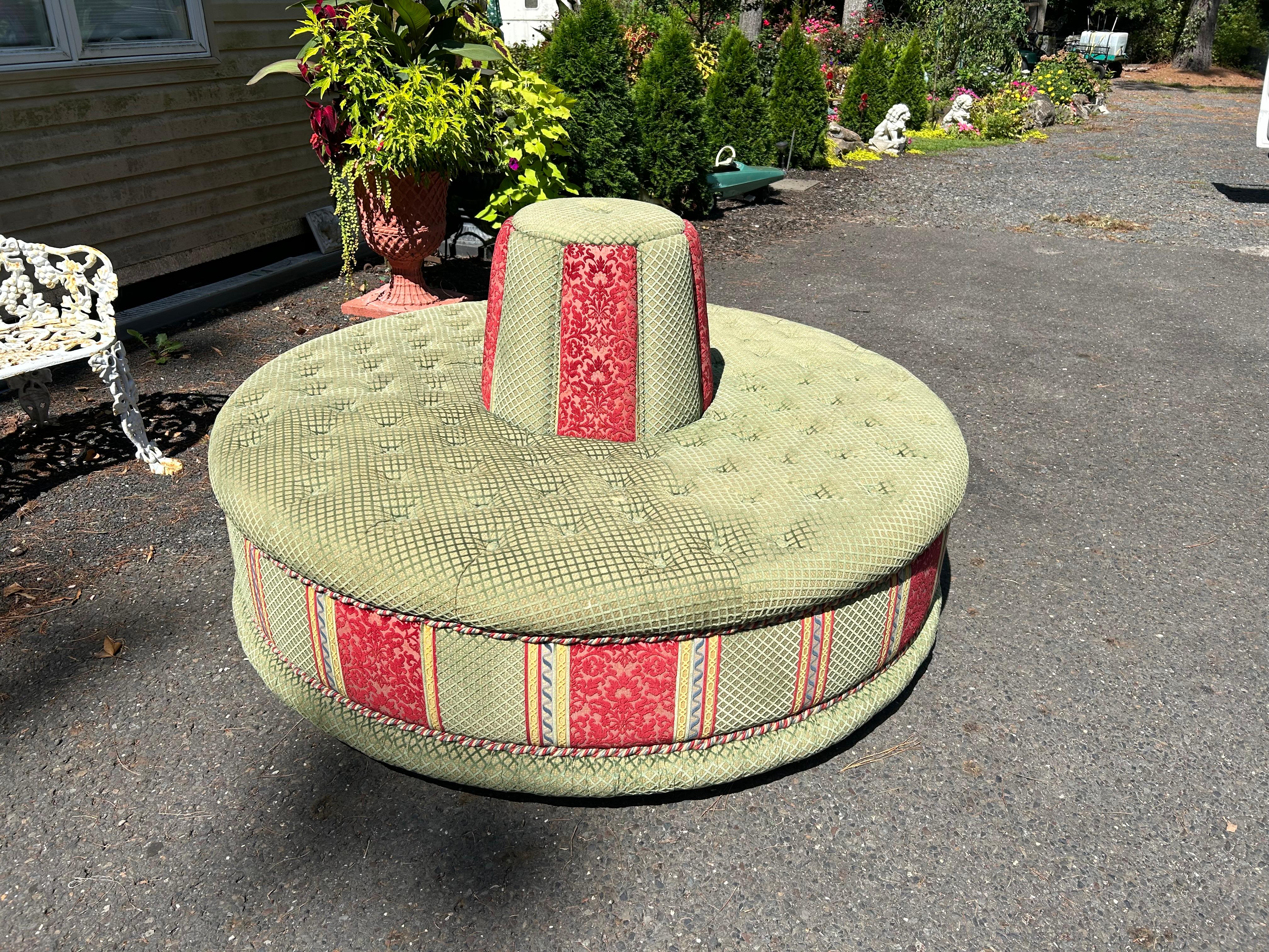 Mid-Century Modern Fabuleux canapé ottoman de salon vintage rond tufté Banquette Settee en vente