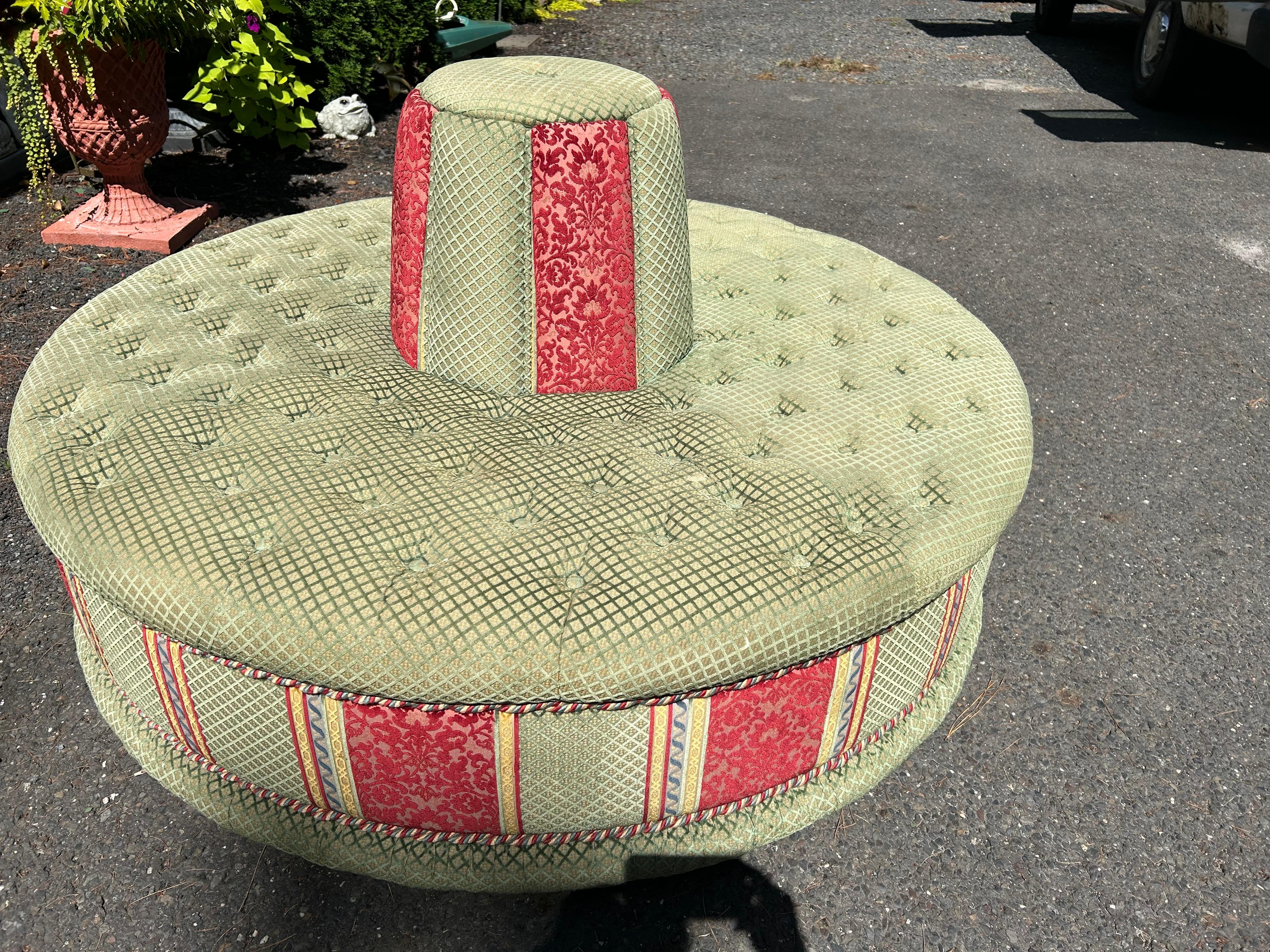 Américain Fabuleux canapé ottoman de salon vintage rond tufté Banquette Settee en vente