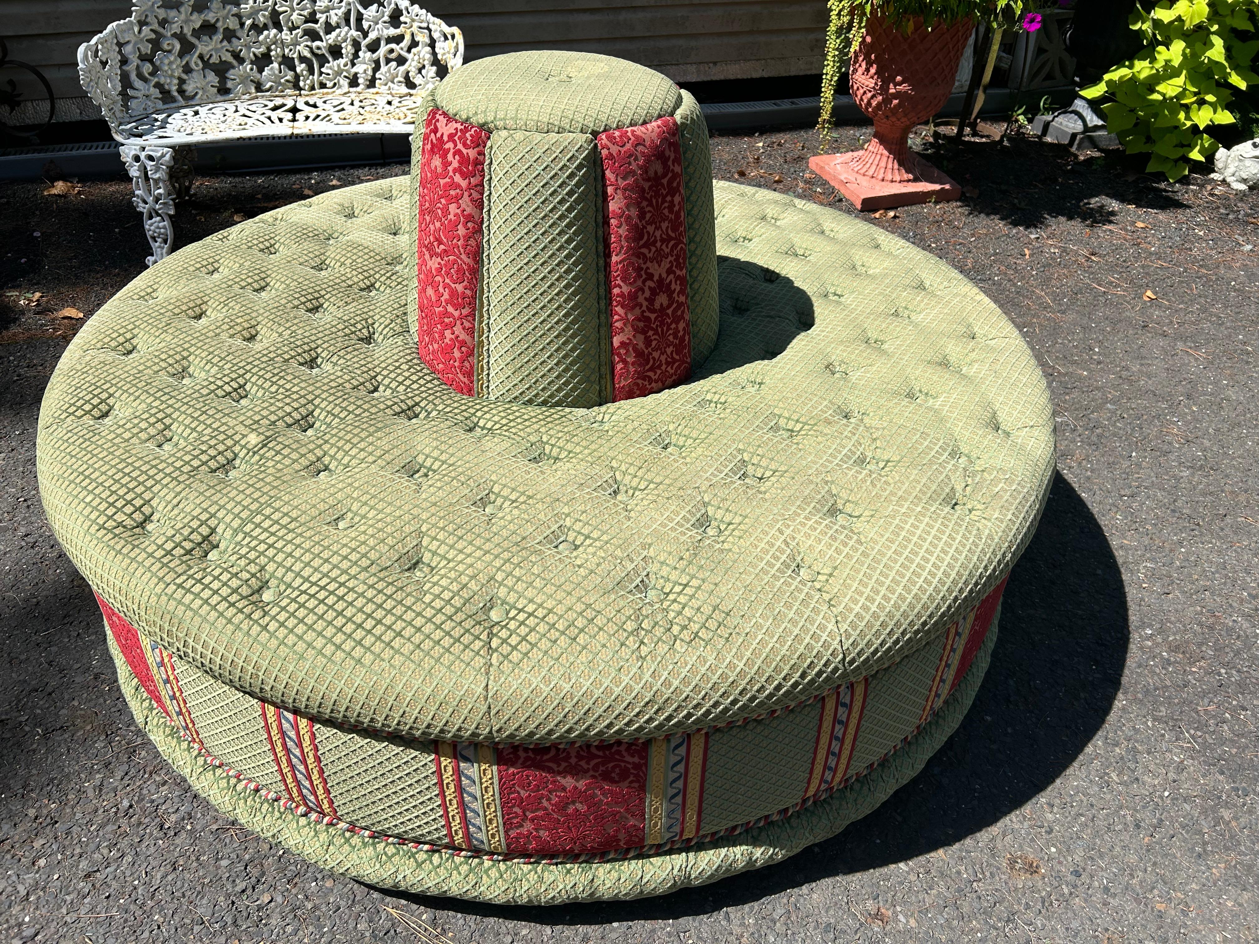 Fin du 20e siècle Fabuleux canapé ottoman de salon vintage rond tufté Banquette Settee en vente