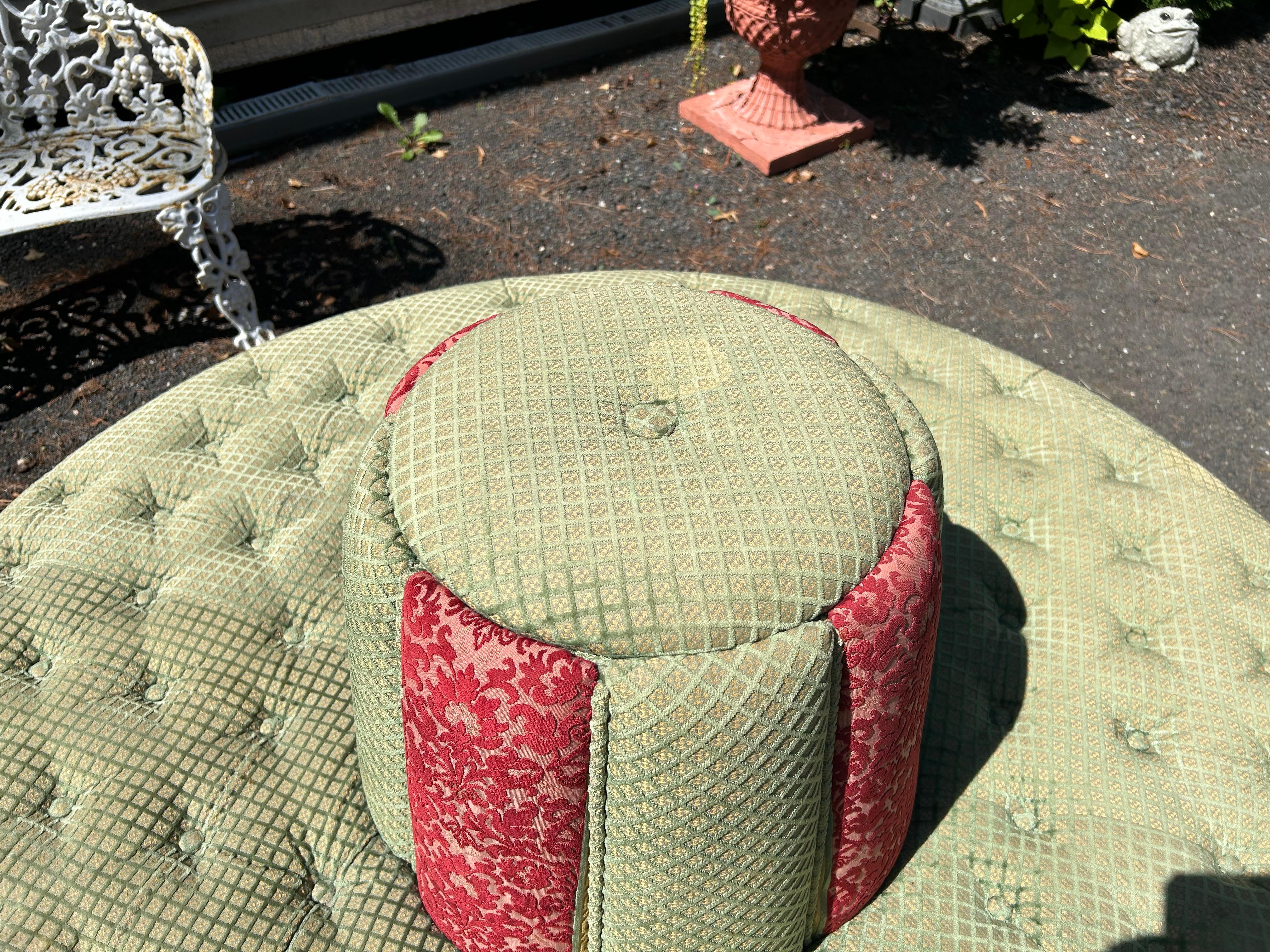 Tissu d'ameublement Fabuleux canapé ottoman de salon vintage rond tufté Banquette Settee en vente