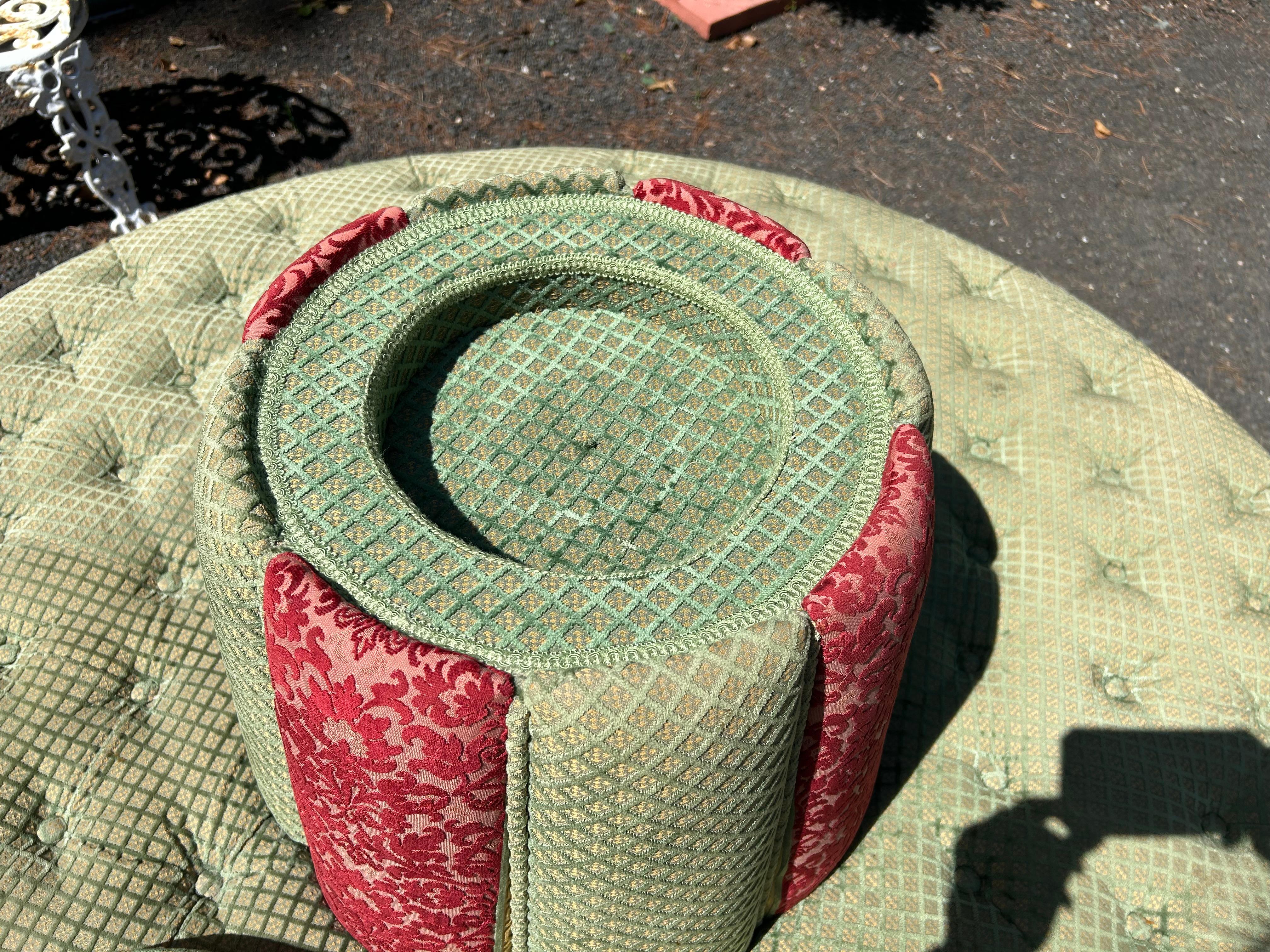 Fabuleux canapé ottoman de salon vintage rond tufté Banquette Settee en vente 1