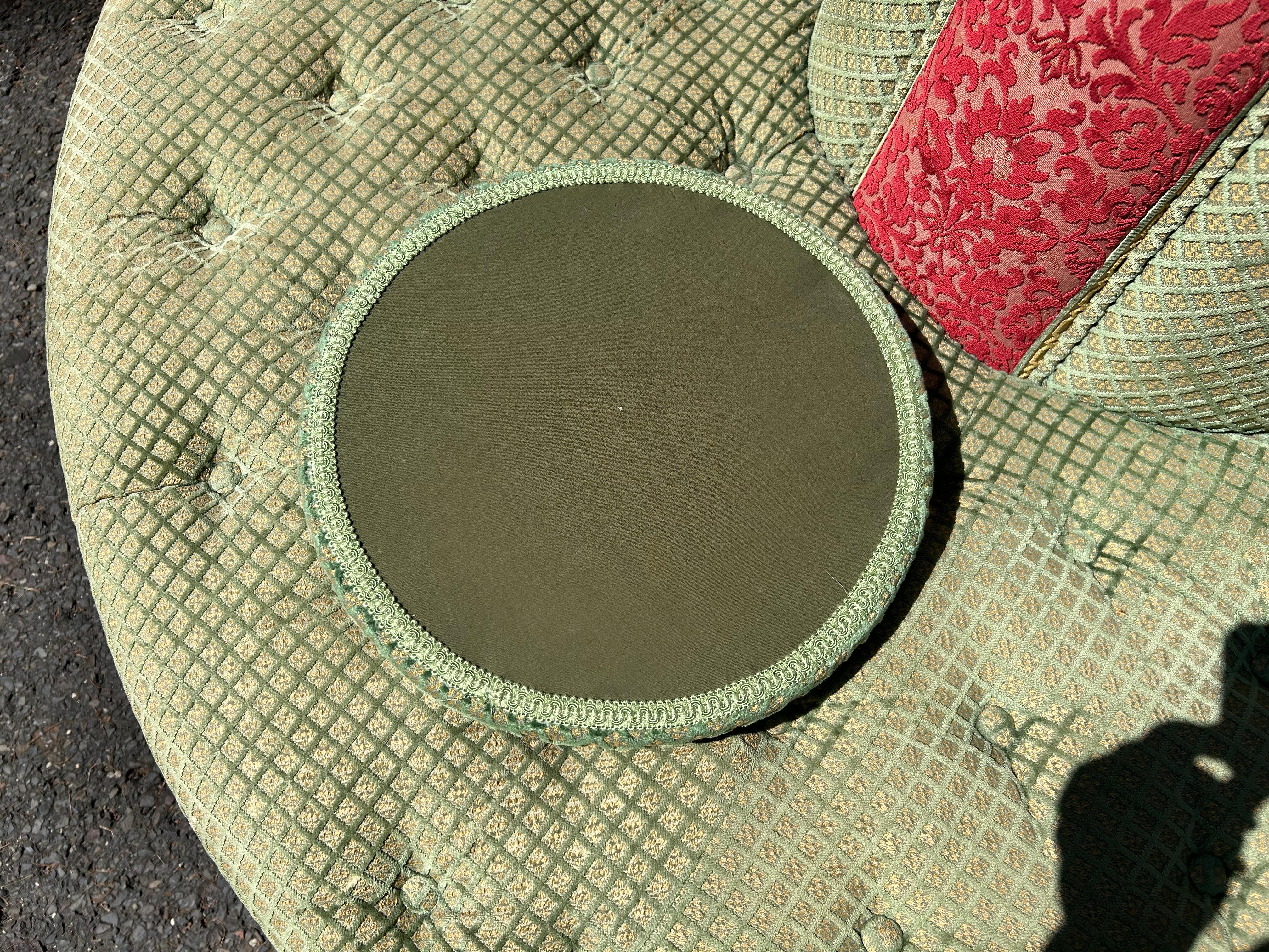 Fabuleux canapé ottoman de salon vintage rond tufté Banquette Settee en vente 2