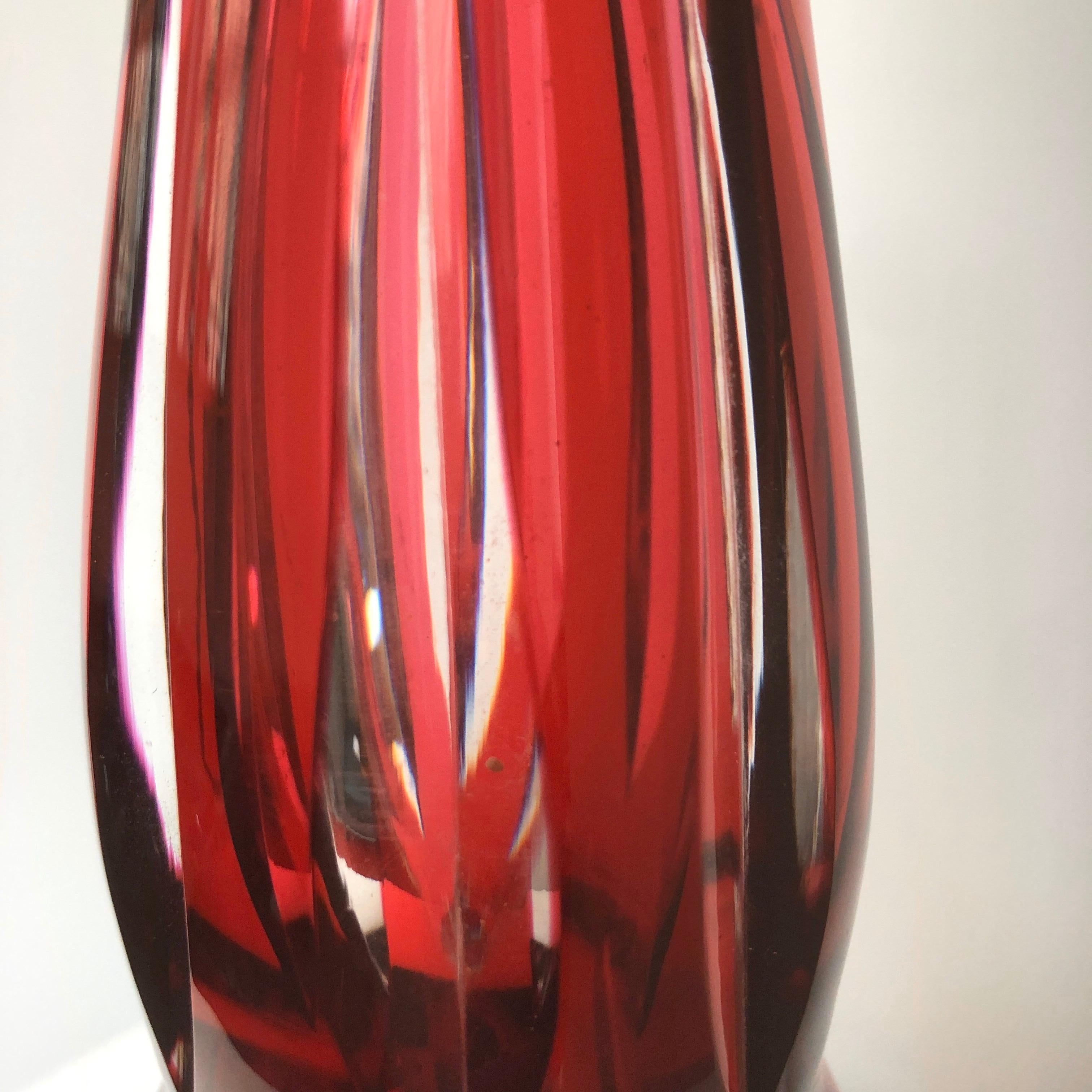 Fabuleuse lampe de table française en cristal rouge rubis de la manufacture Saint Louis en vente 3