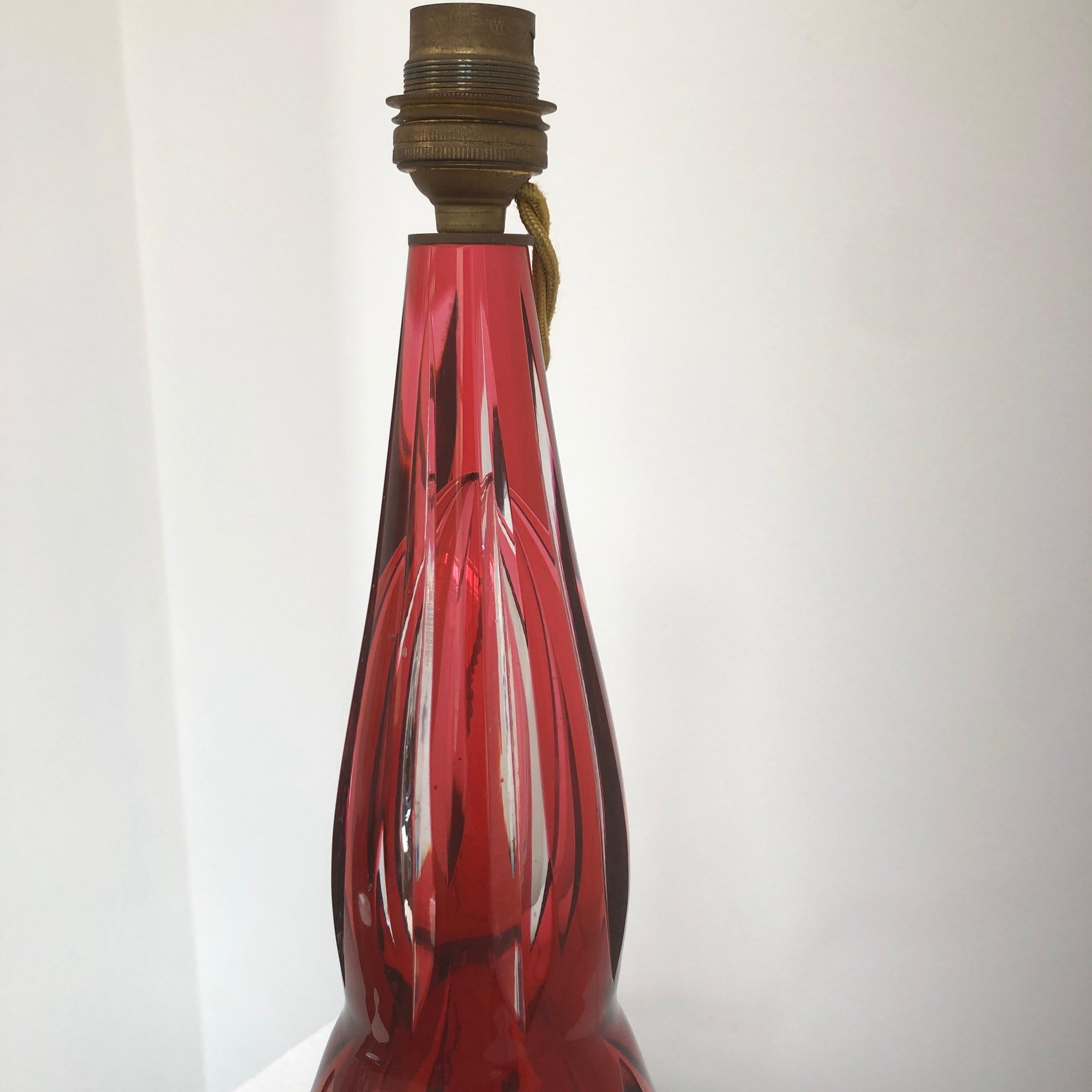 Français Fabuleuse lampe de table française en cristal rouge rubis de la manufacture Saint Louis en vente