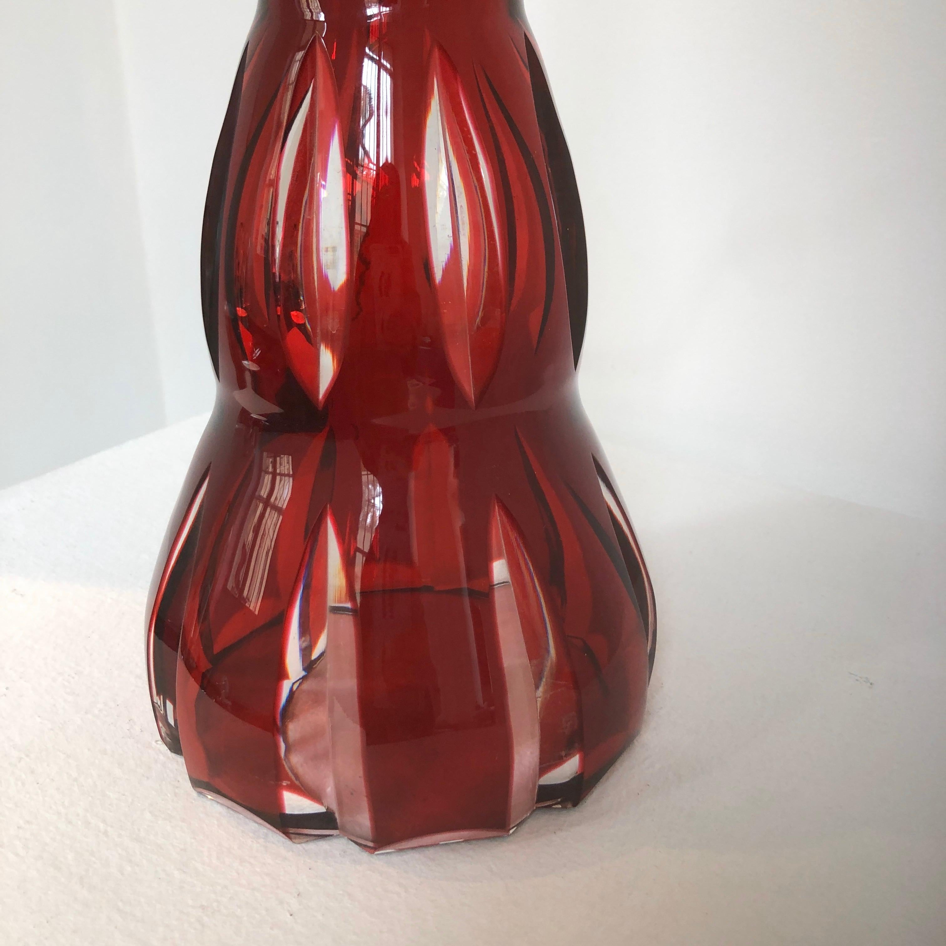 Fabuleuse lampe de table française en cristal rouge rubis de la manufacture Saint Louis Bon état - En vente à Paris, France