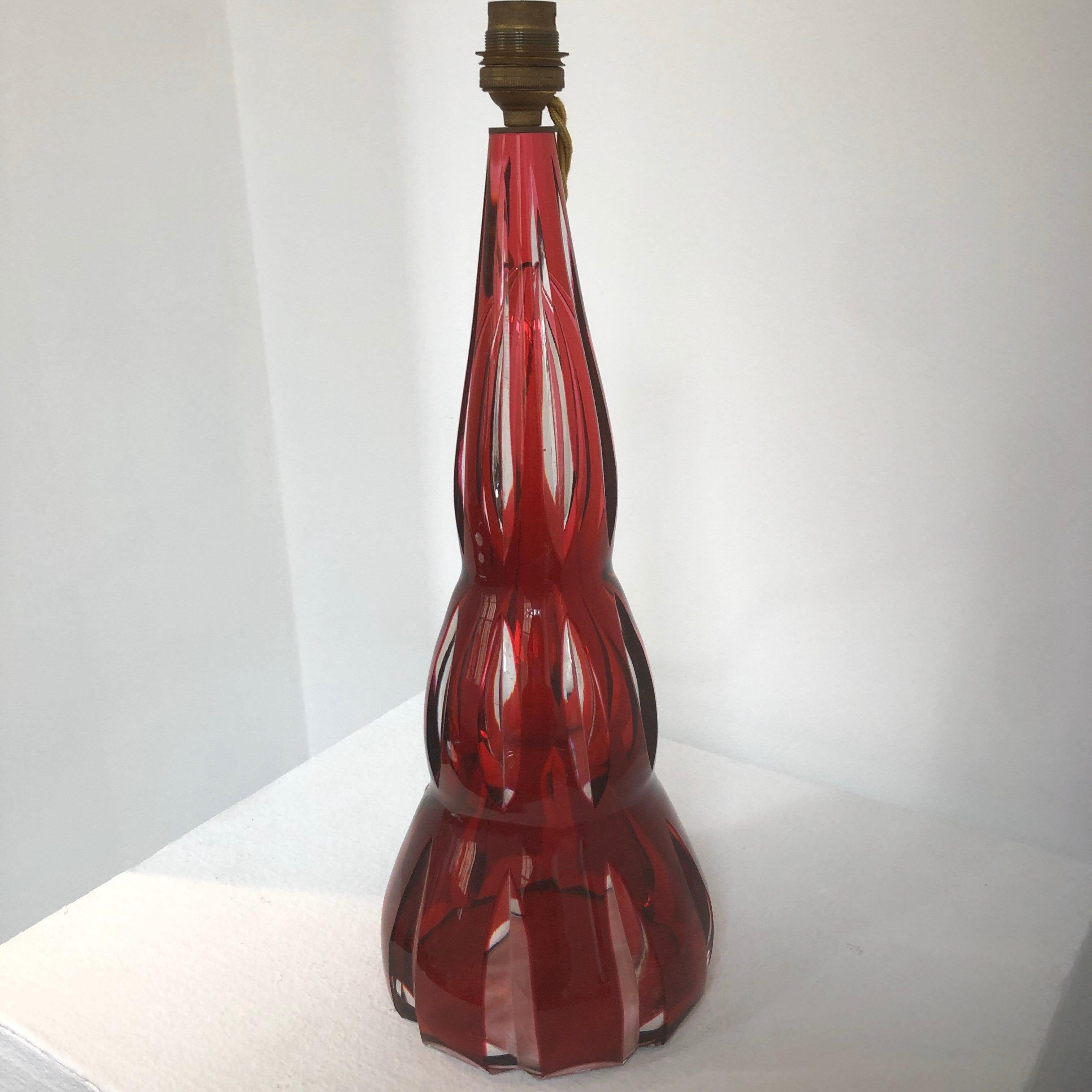 20ième siècle Fabuleuse lampe de table française en cristal rouge rubis de la manufacture Saint Louis en vente