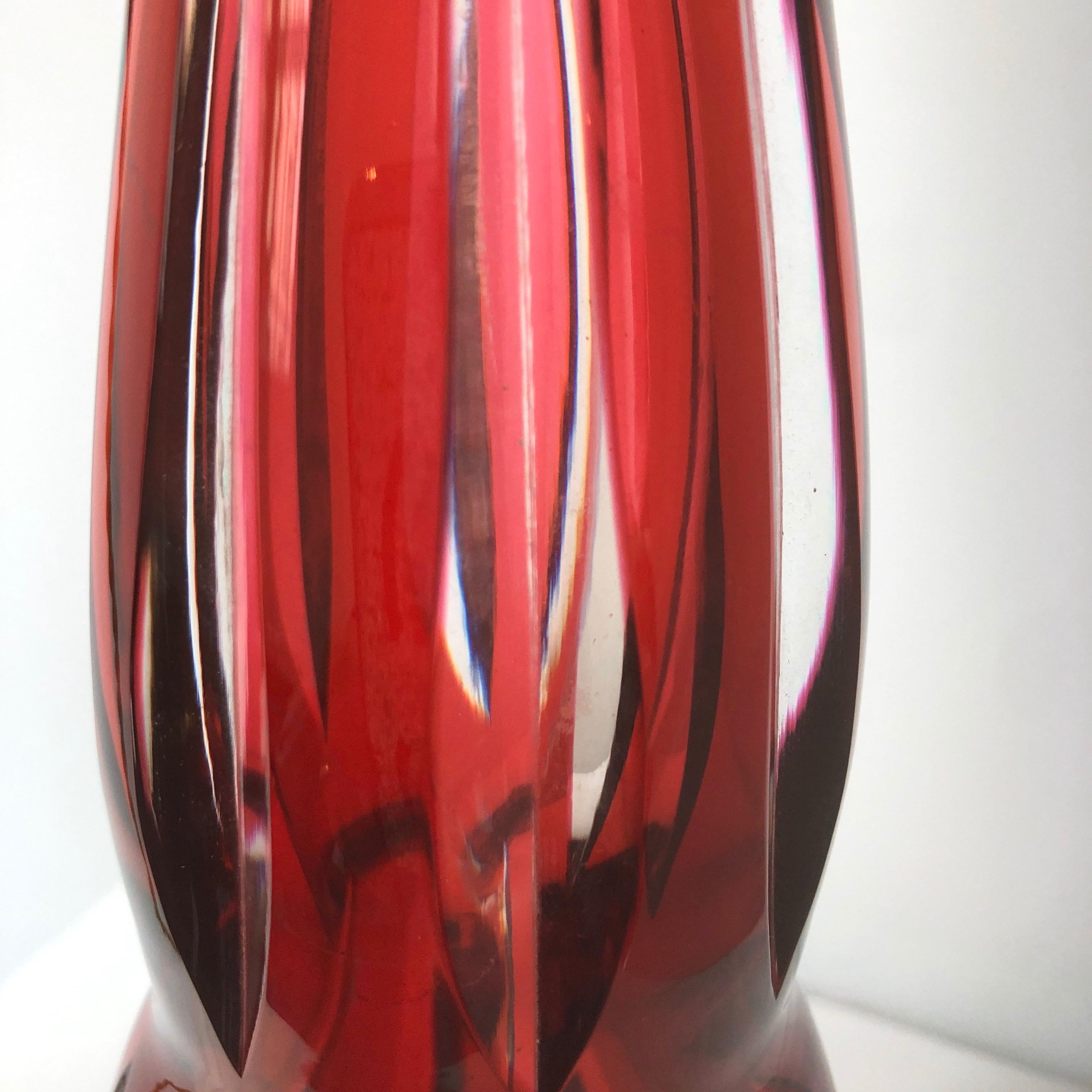Cristal Fabuleuse lampe de table française en cristal rouge rubis de la manufacture Saint Louis en vente