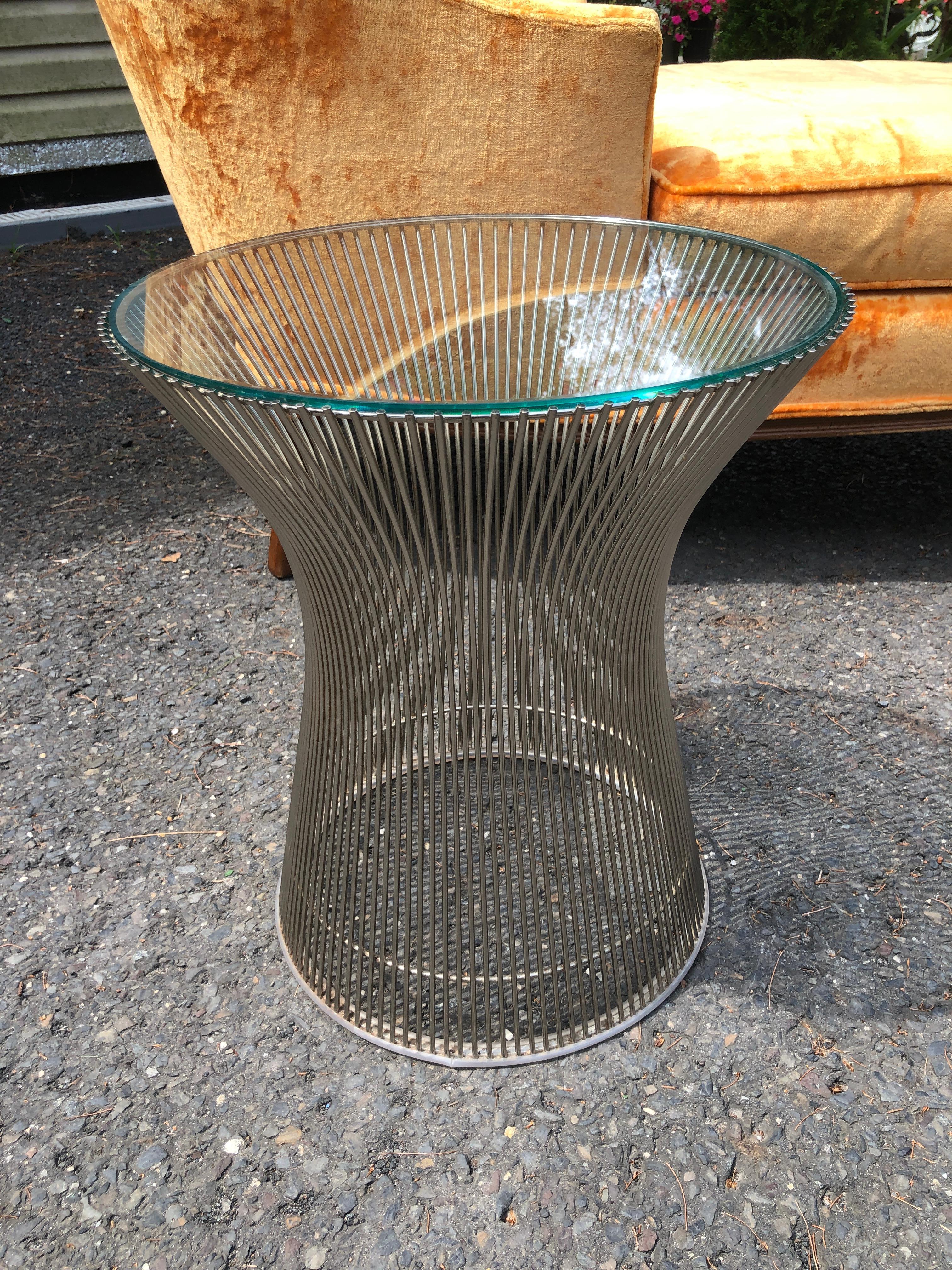 Fabulous Warren Platner for Knoll International, side table, glass, metal, circa 1960s

This iconic side table by Warren Platner is created by welding curved steel rods to circular and semi-circular frames, simultaneously serving as structure and