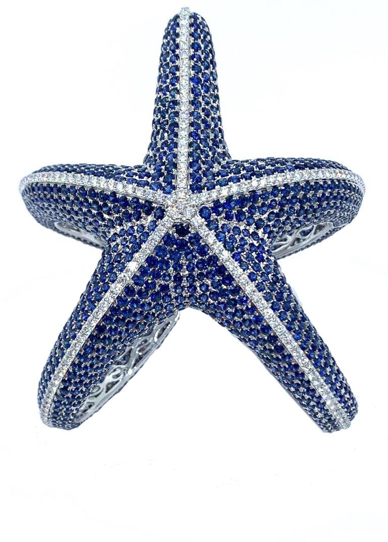 Stravagante e favoloso bracciale a forma di stella marina con diamanti e zaffiri.  66,32 carati di zaffiro e 7,85 carati di diamanti e oro bianco 18 carati si uniscono per creare questo oggetto d'arte da indossare incredibilmente divertente e