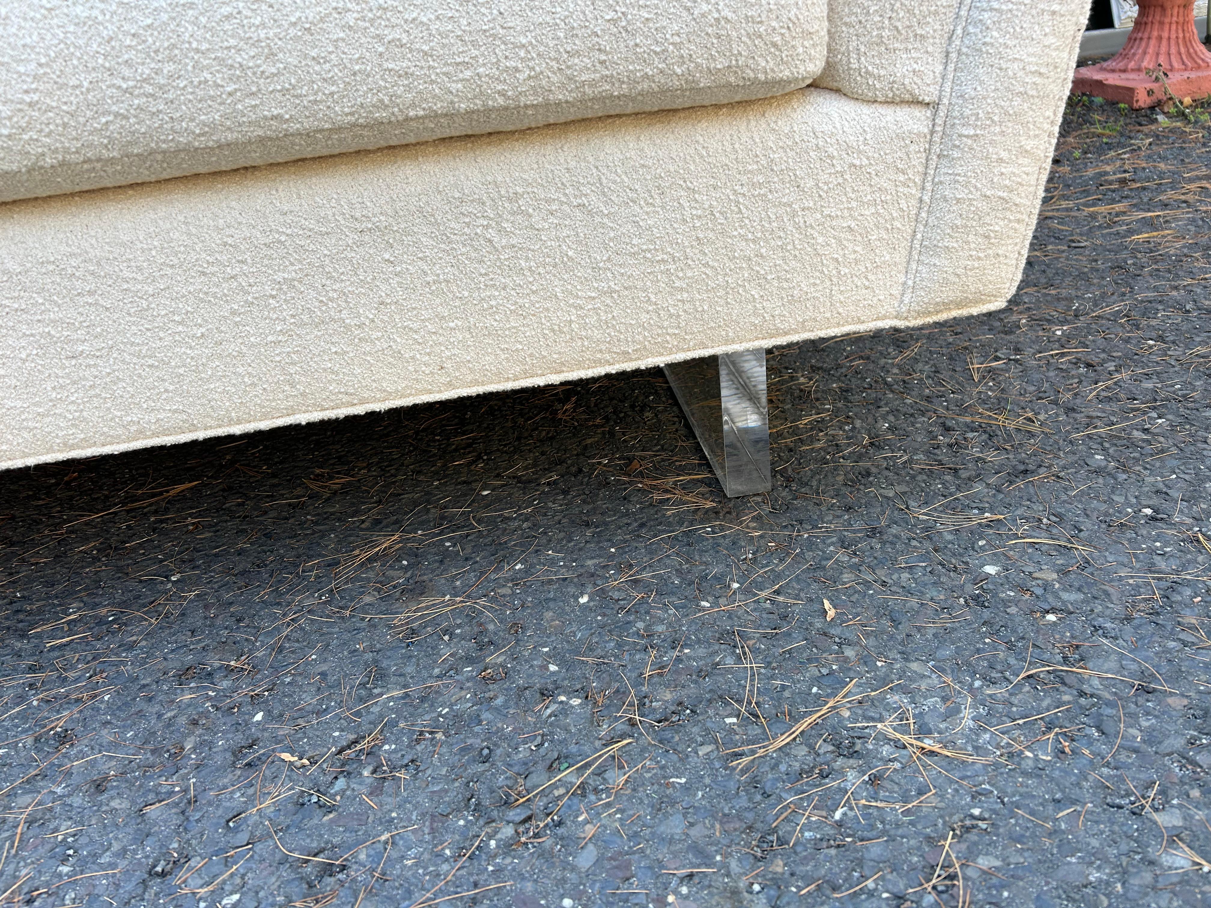 Favoloso Divano Sezionale a Due Pezzi con Braccio Aperto in stile Dunbar con Gambe in Lucite in vendita 5