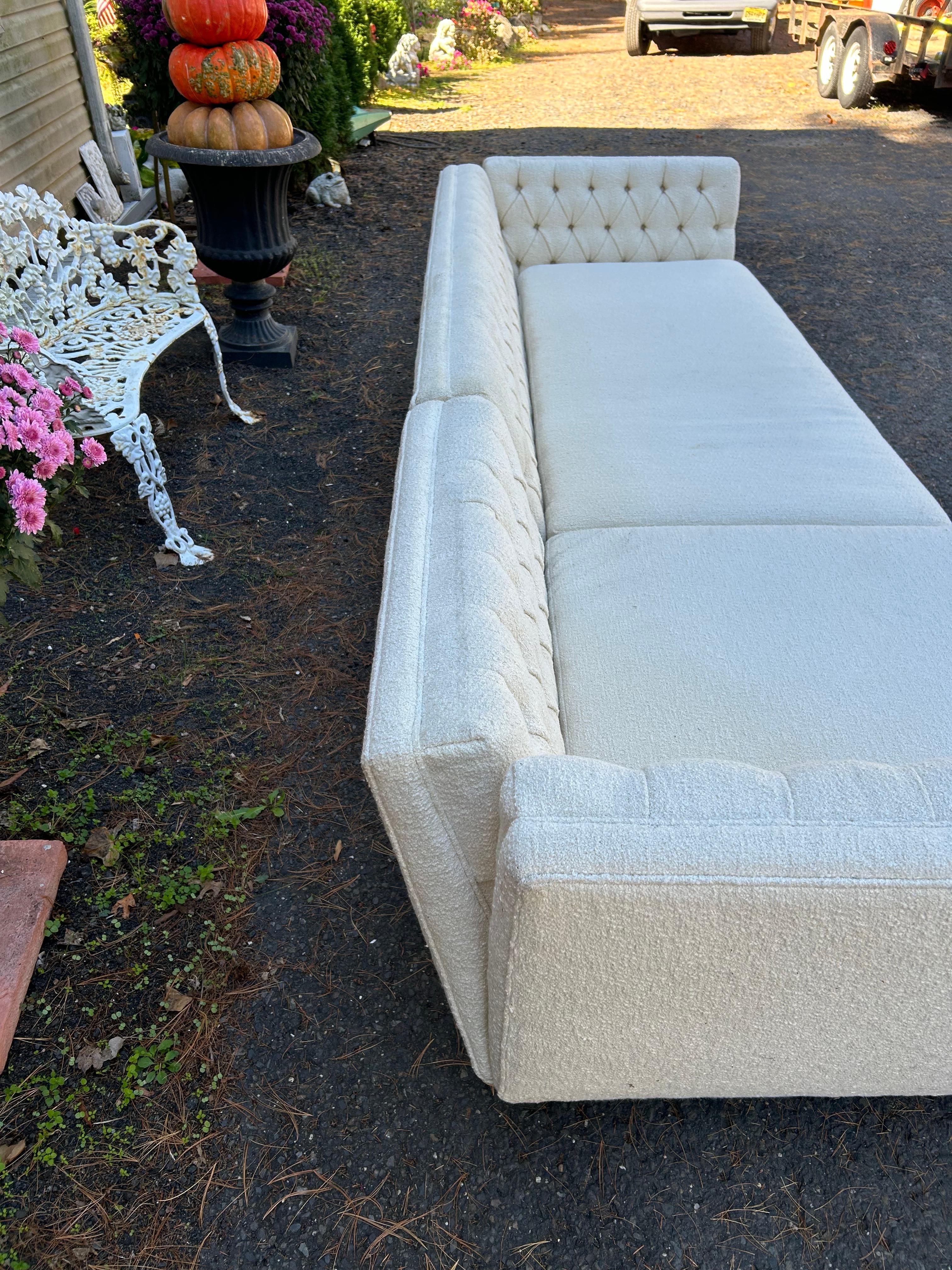 Favoloso Divano Sezionale a Due Pezzi con Braccio Aperto in stile Dunbar con Gambe in Lucite in vendita 9