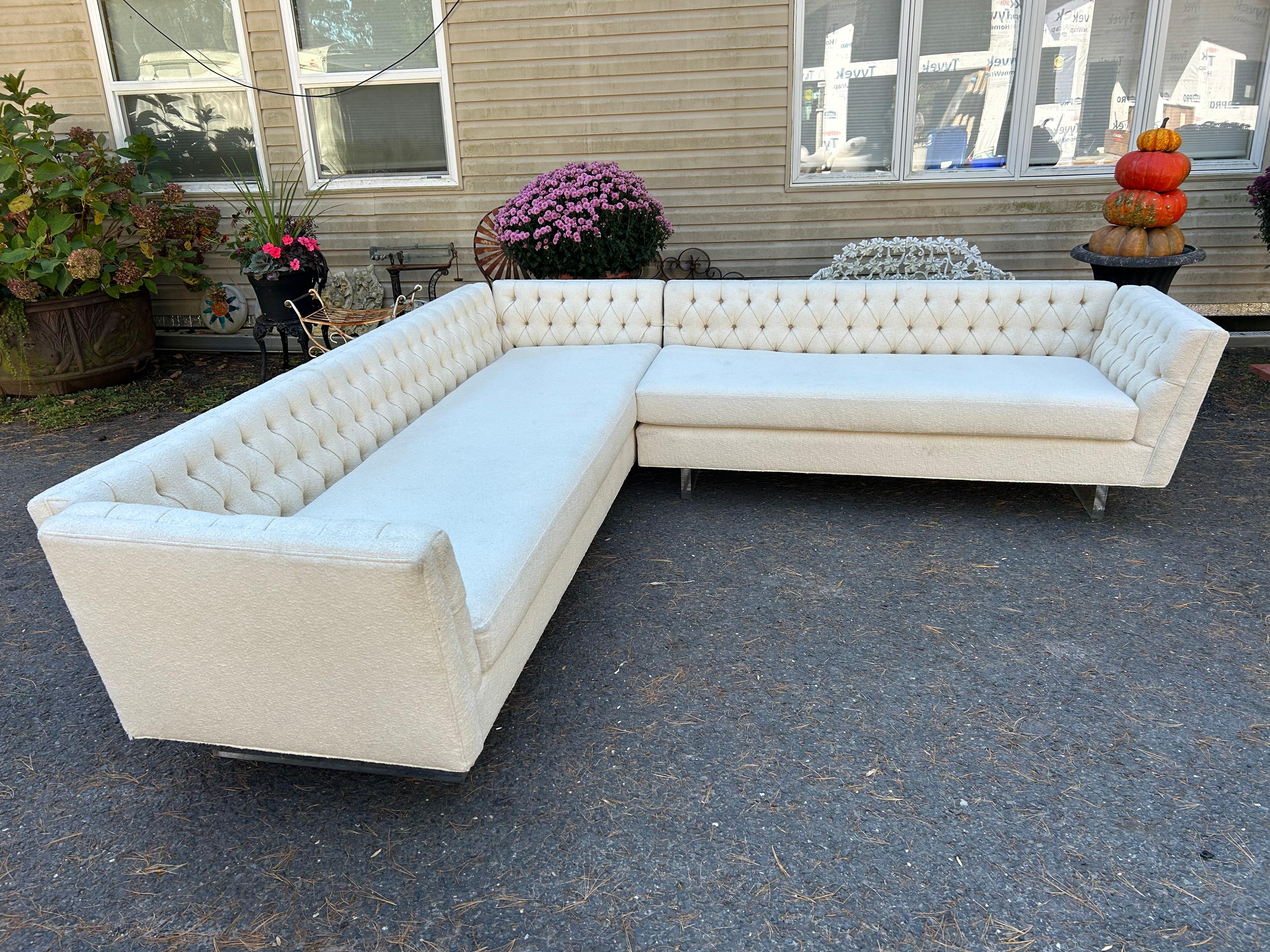 Favoloso Divano Sezionale a Due Pezzi con Braccio Aperto in stile Dunbar con Gambe in Lucite in vendita 12