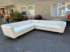 Fabuloso sofá seccional de dos piezas de brazos abiertos estilo Dunbar de Wormley Patas de lucita