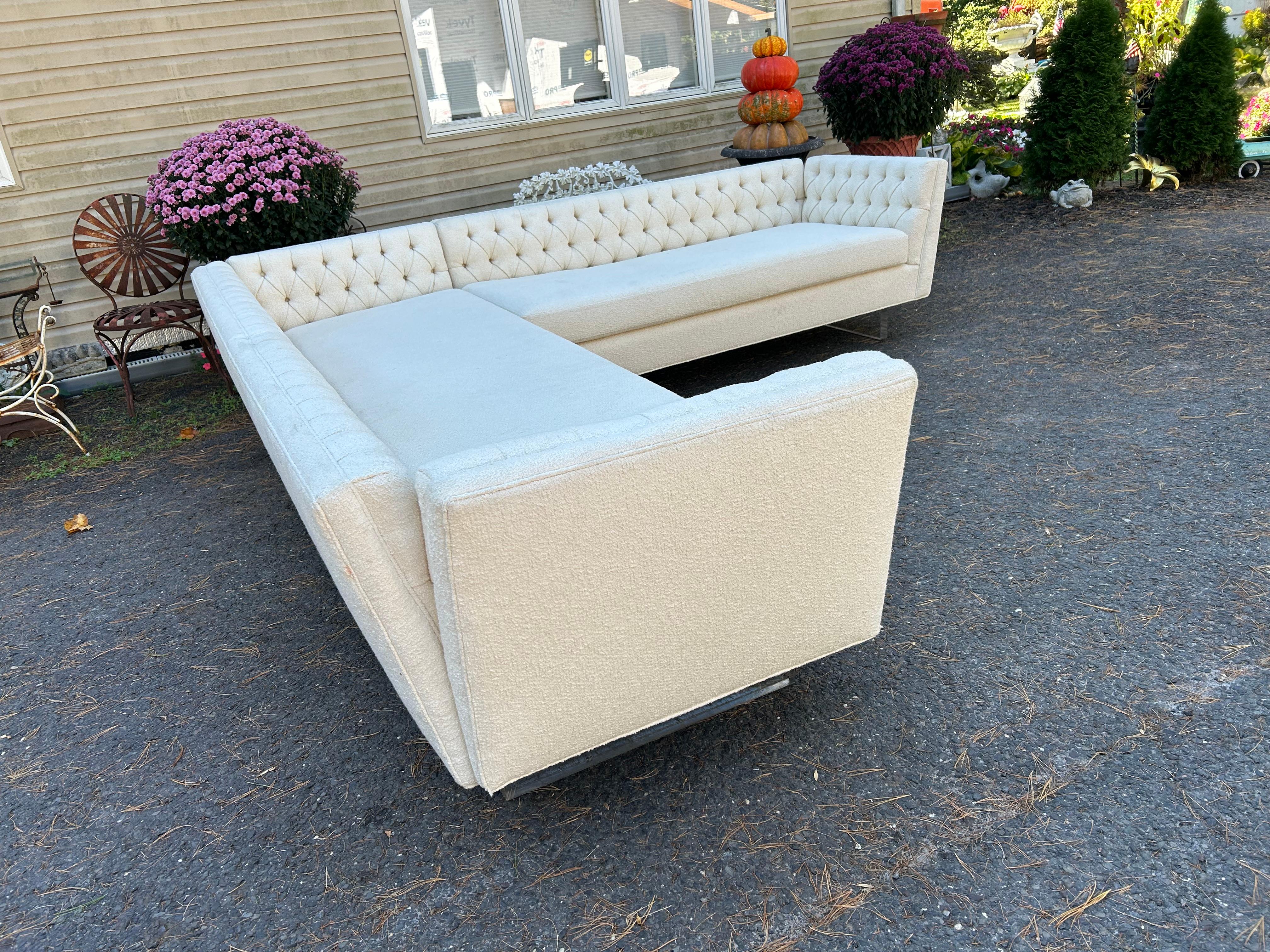 Mid-Century moderno Favoloso Divano Sezionale a Due Pezzi con Braccio Aperto in stile Dunbar con Gambe in Lucite in vendita