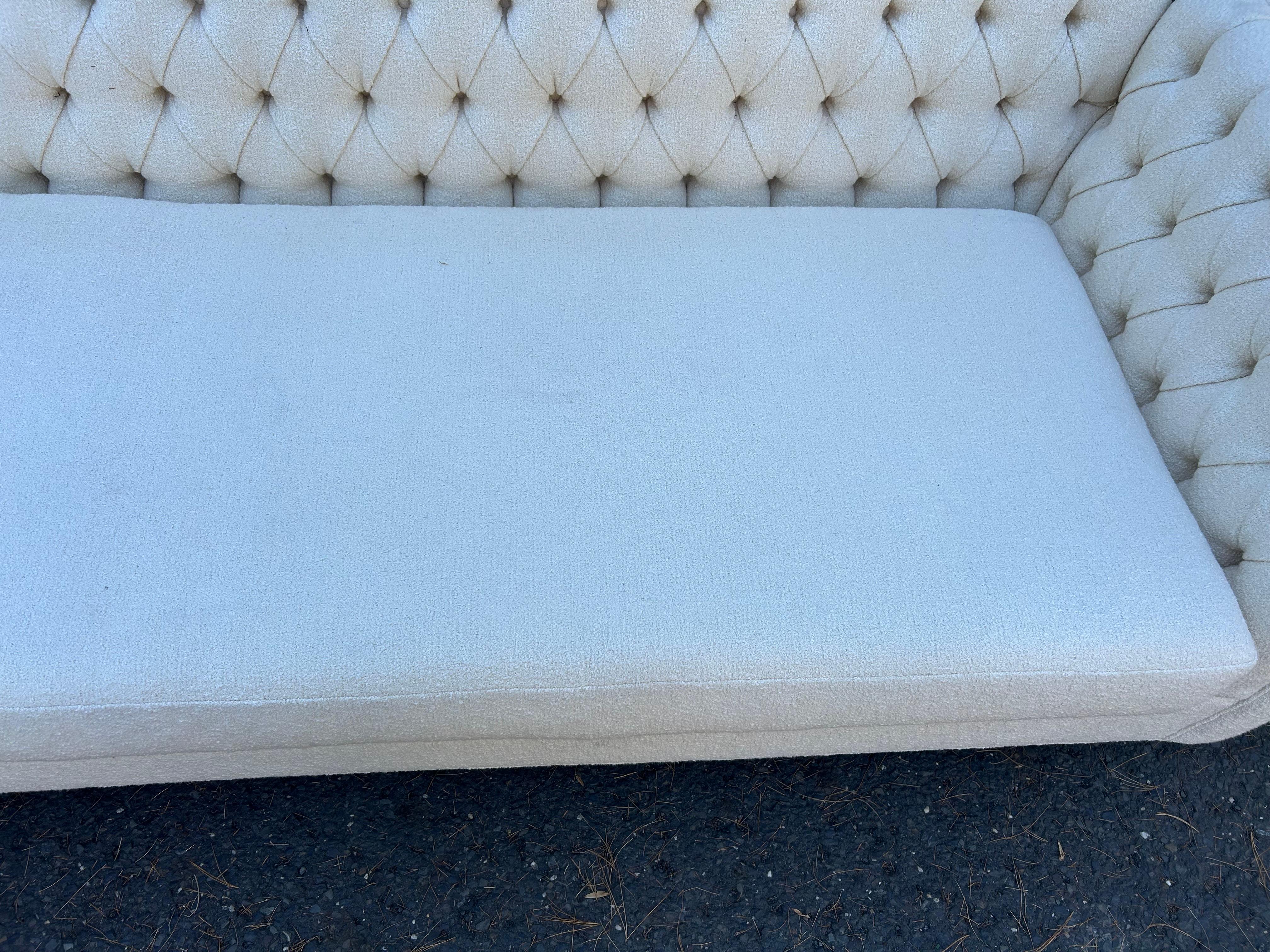 Americano Favoloso Divano Sezionale a Due Pezzi con Braccio Aperto in stile Dunbar con Gambe in Lucite in vendita