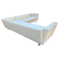 Favoloso Divano Sezionale a Due Pezzi con Braccio Aperto in stile Dunbar con Gambe in Lucite