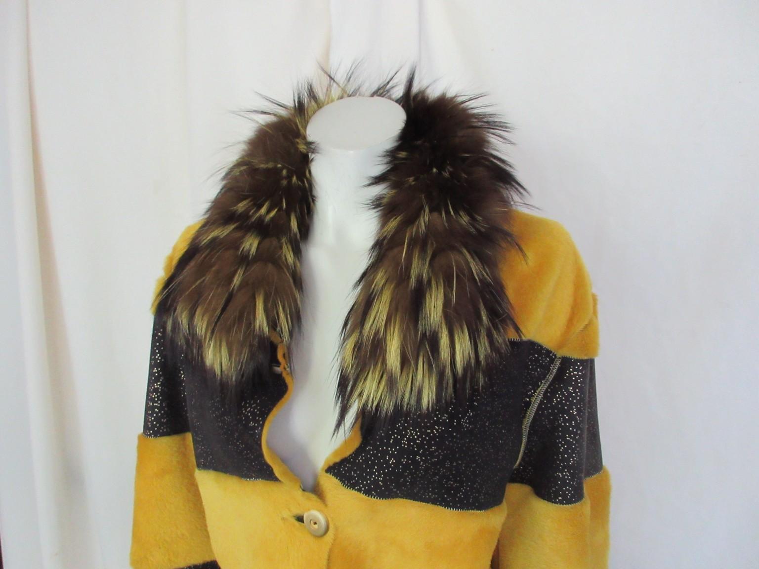 Bellissima giacca in pelliccia d'agnello/pelle tinta con collo in pelliccia di volpe, da indossare per le feste o sui jeans.

Offriamo altri prodotti di pelliccia di lusso, guarda il nostro frontespizio.

Dettagli:
Marchio: duo by