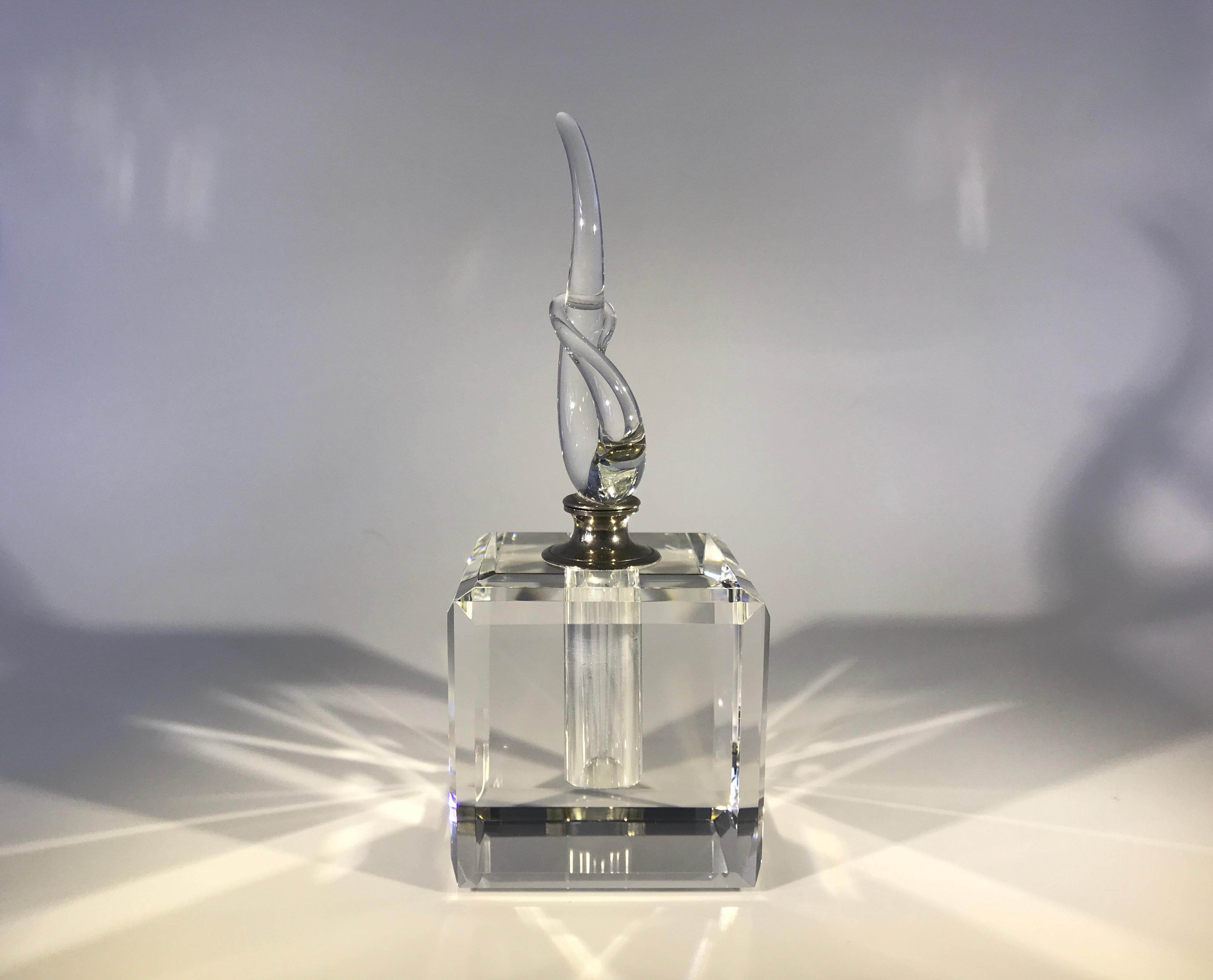 Fabulously Entwined French Crystal, Faceted Cube Perfume Bottle, circa 1970s In Good Condition In Rothley, Leicestershire