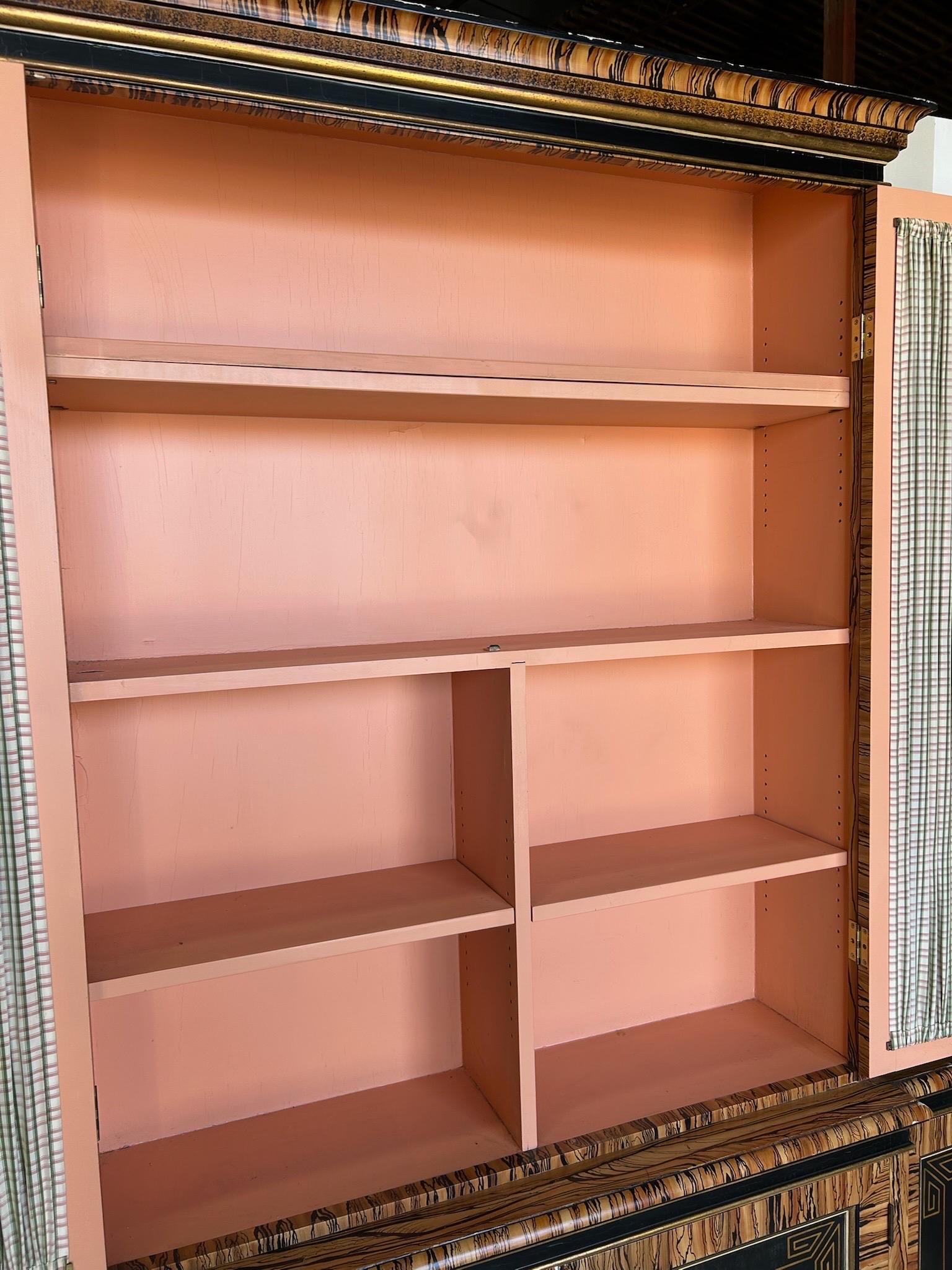 Libreria a muro dipinta in modo favoloso con interni in corallo in vendita 5