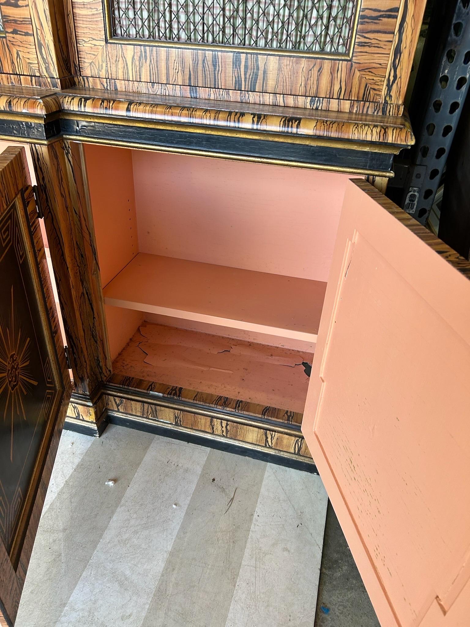 Libreria a muro dipinta in modo favoloso con interni in corallo in vendita 6