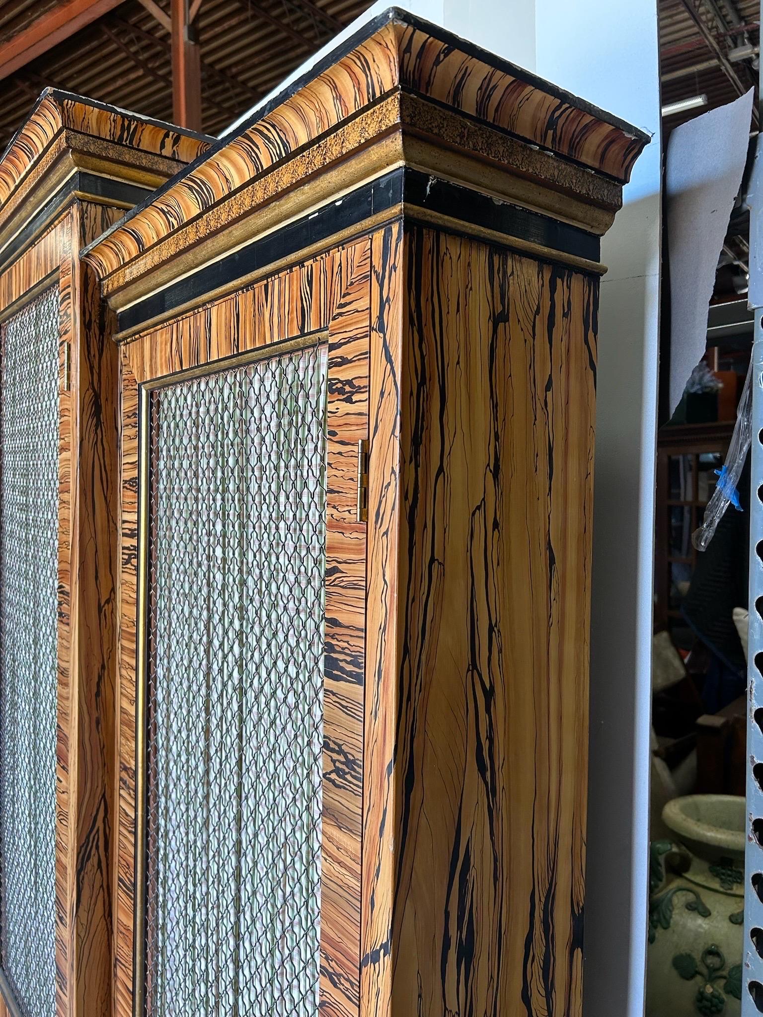 Libreria a muro dipinta in modo favoloso con interni in corallo in vendita 7