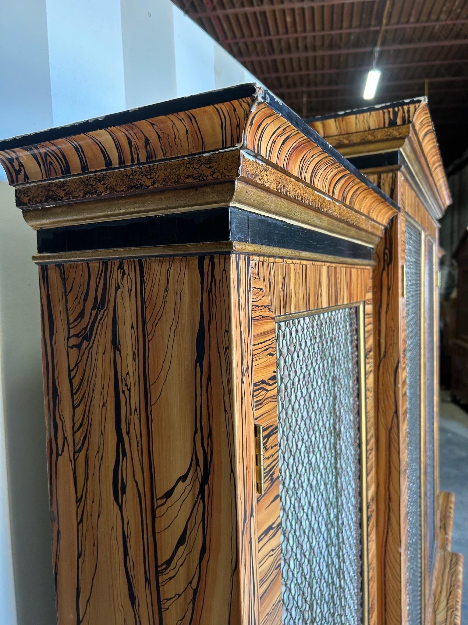 Libreria a muro dipinta in modo favoloso con interni in corallo in vendita 8