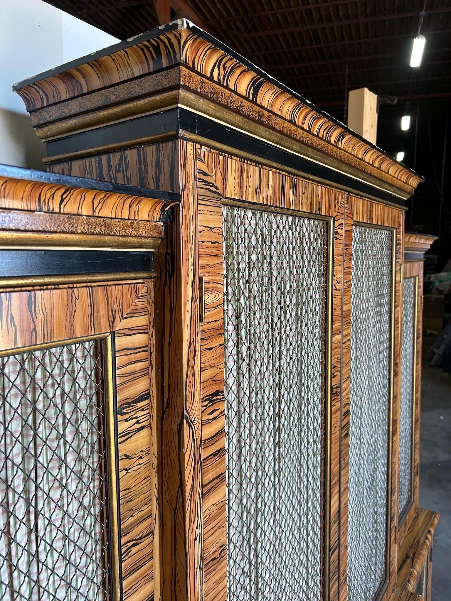 Libreria a muro dipinta in modo favoloso con interni in corallo in vendita 9