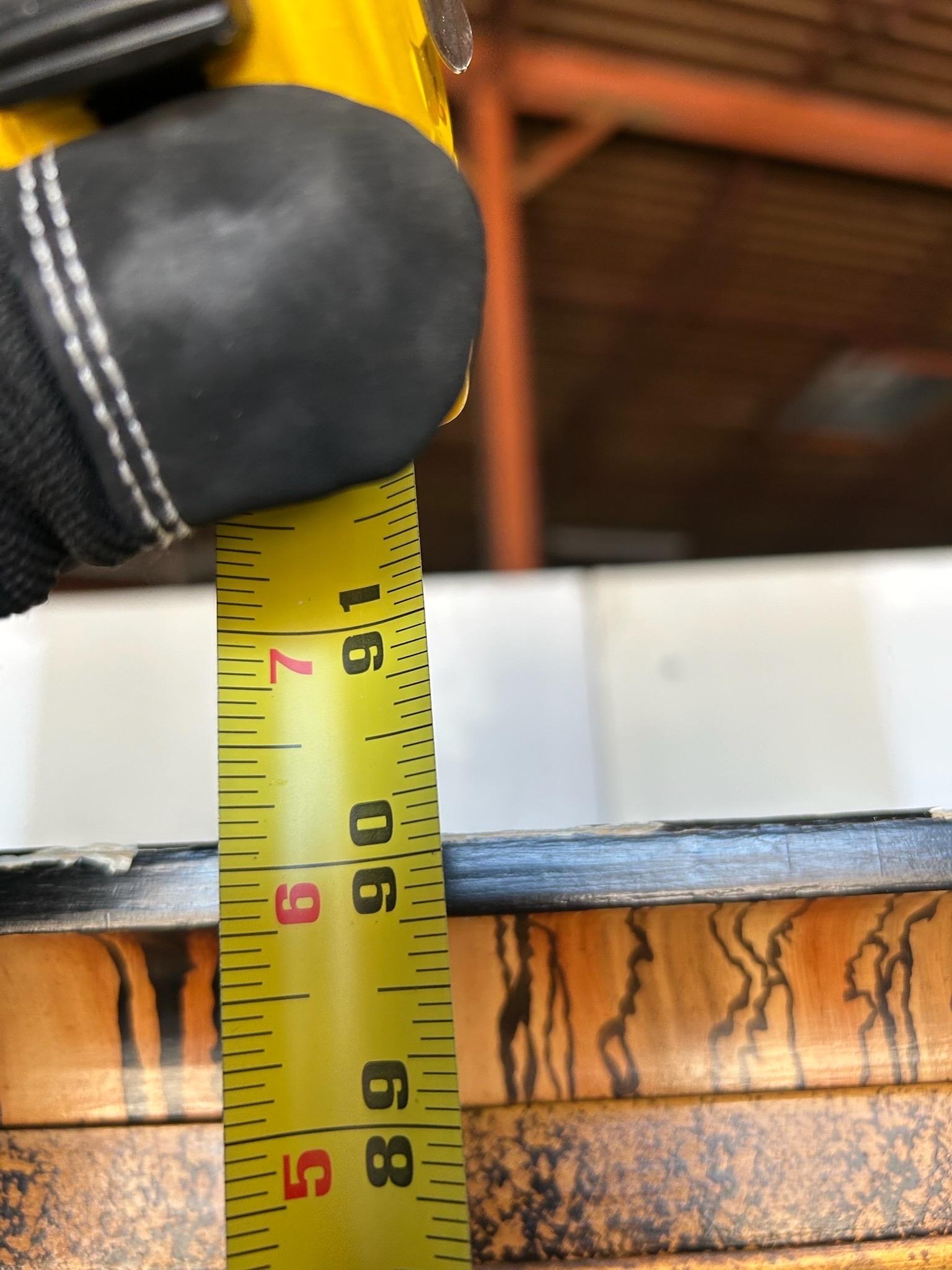 Libreria a muro dipinta in modo favoloso con interni in corallo in vendita 10