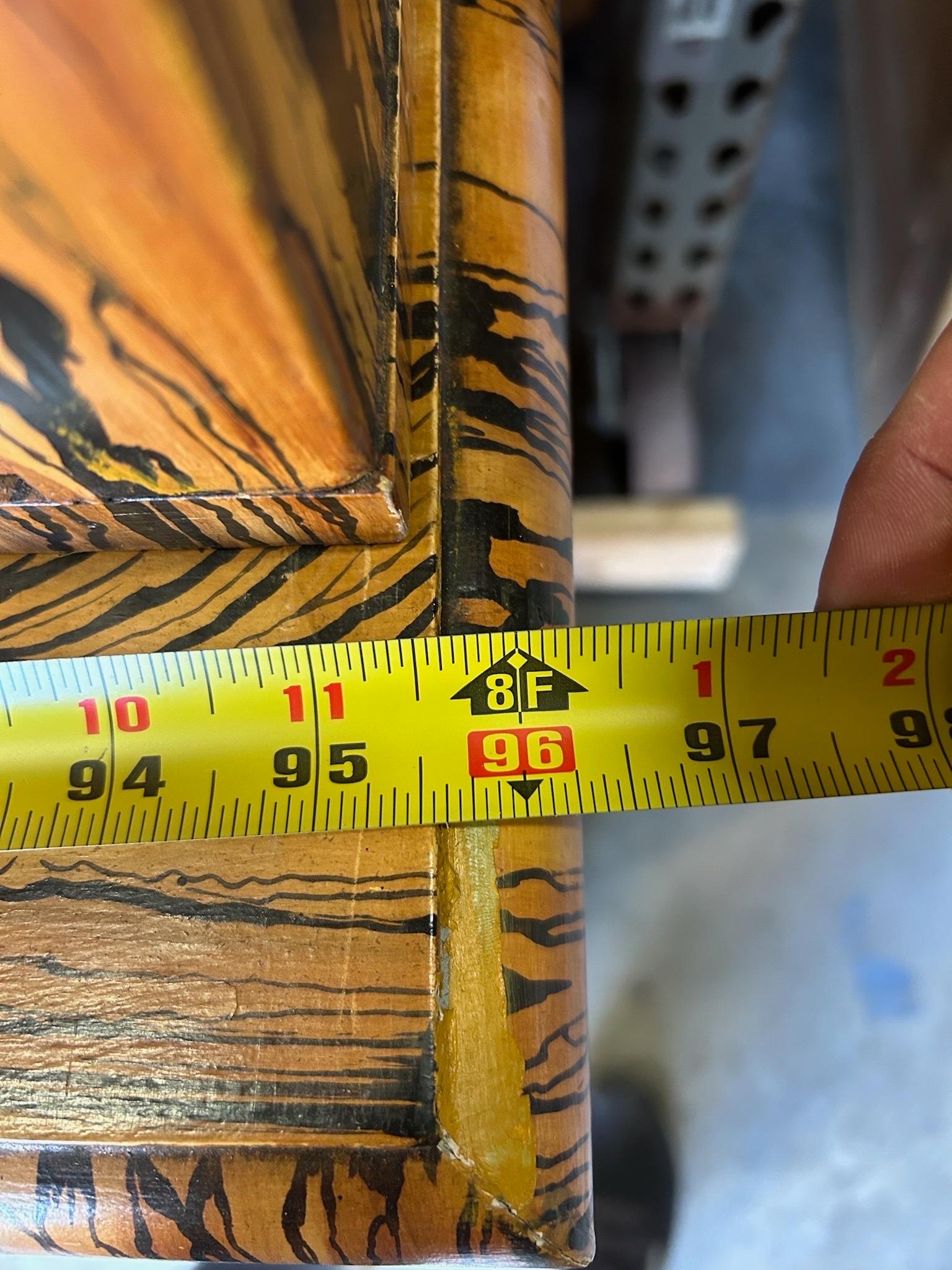 Libreria a muro dipinta in modo favoloso con interni in corallo in vendita 11