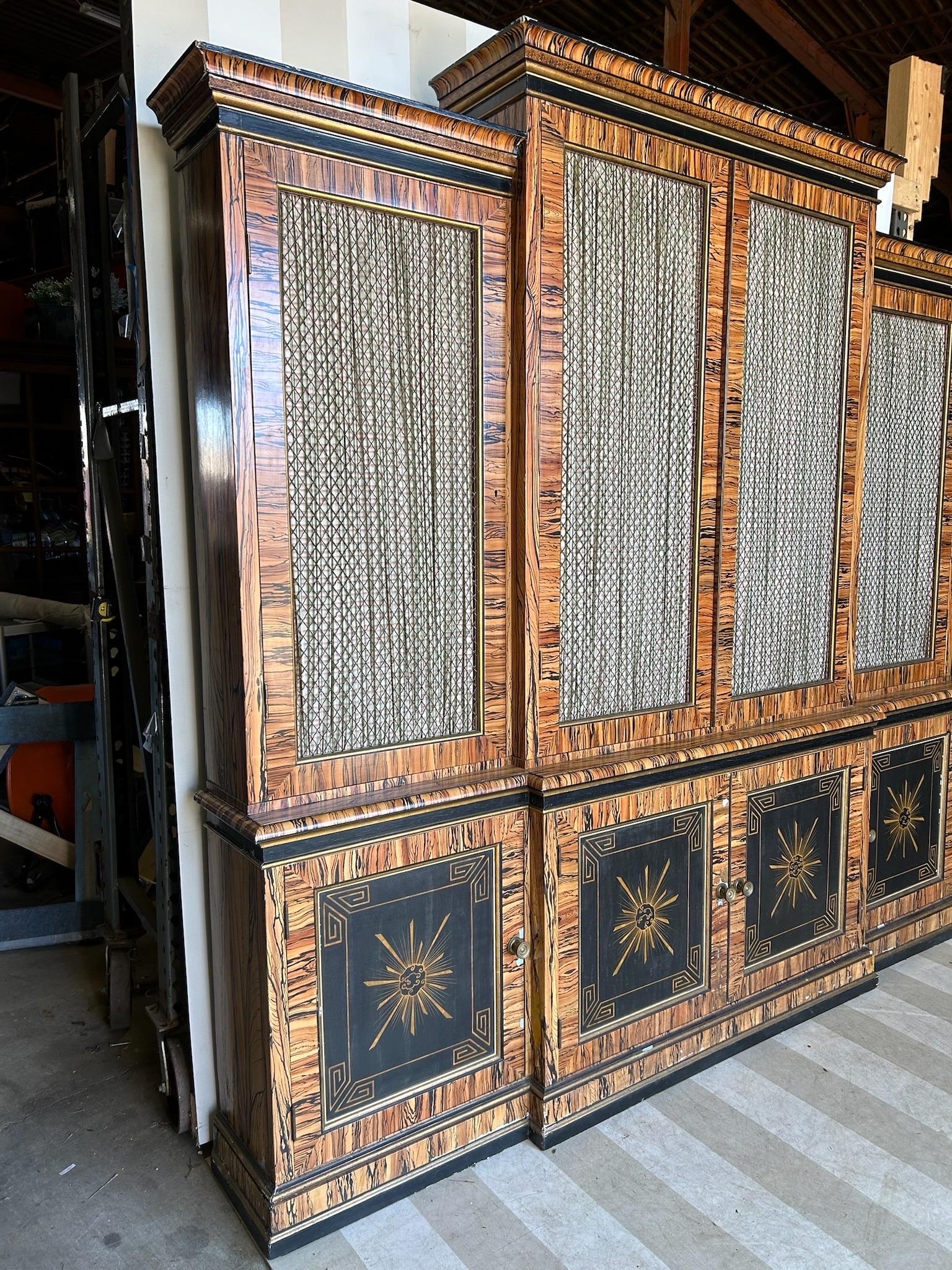 Libreria a muro dipinta in modo favoloso con interni in corallo In condizioni buone in vendita a Richmond, VA