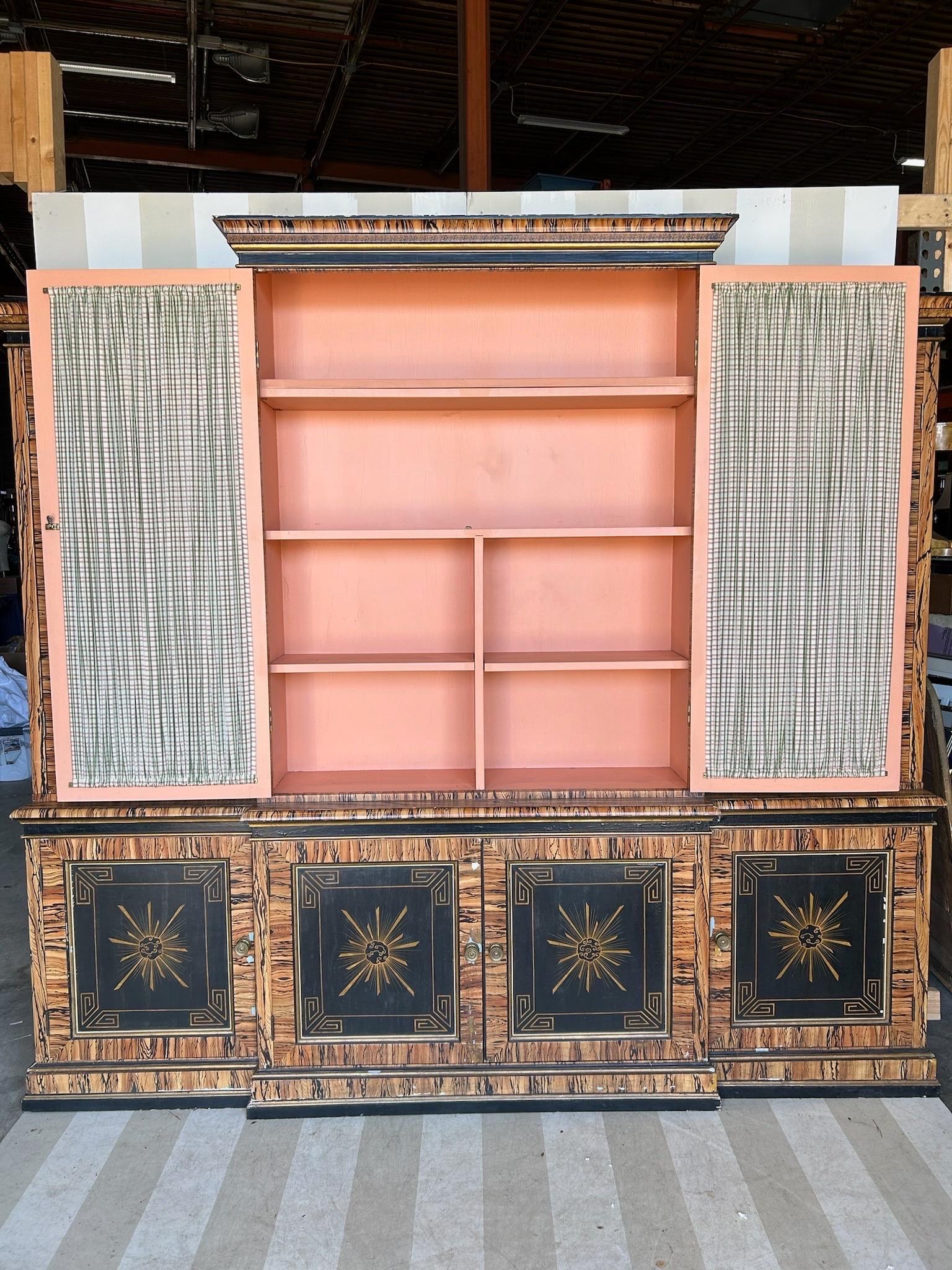 XX secolo Libreria a muro dipinta in modo favoloso con interni in corallo in vendita