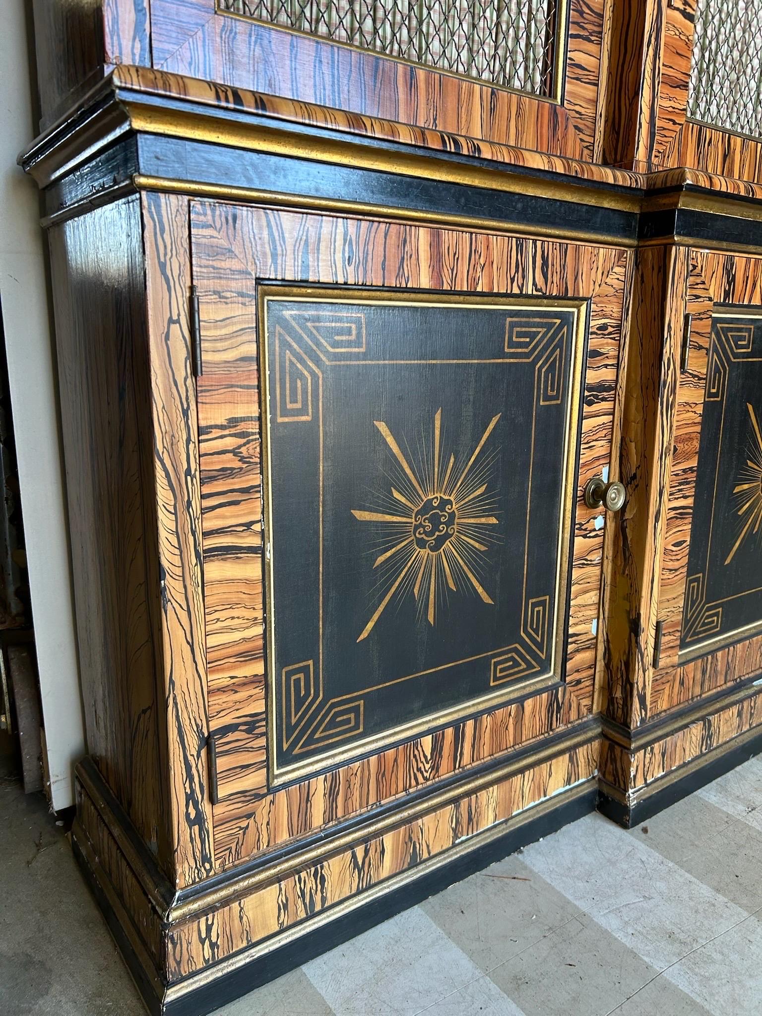 Ottone Libreria a muro dipinta in modo favoloso con interni in corallo in vendita