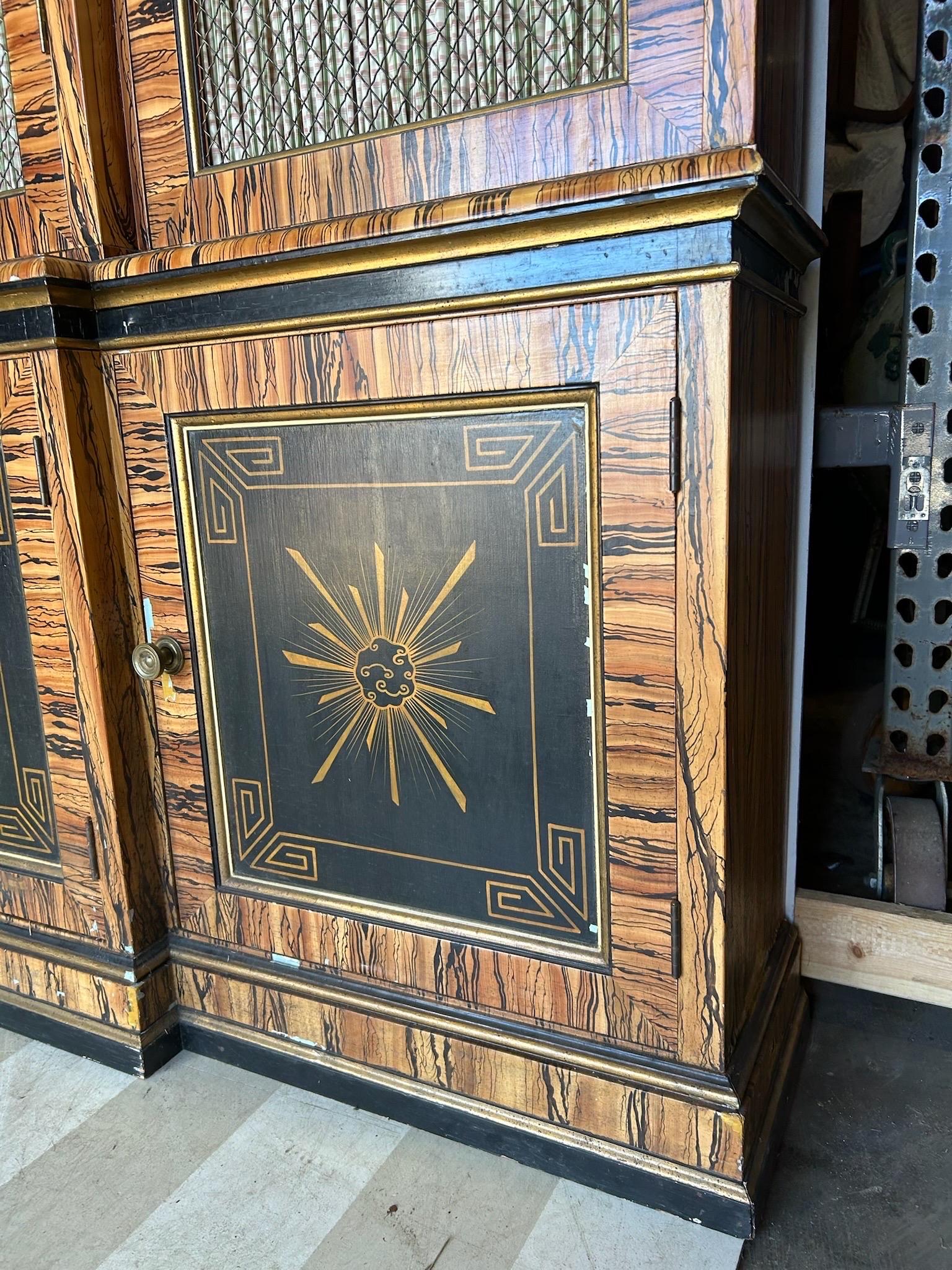 Libreria a muro dipinta in modo favoloso con interni in corallo in vendita 1