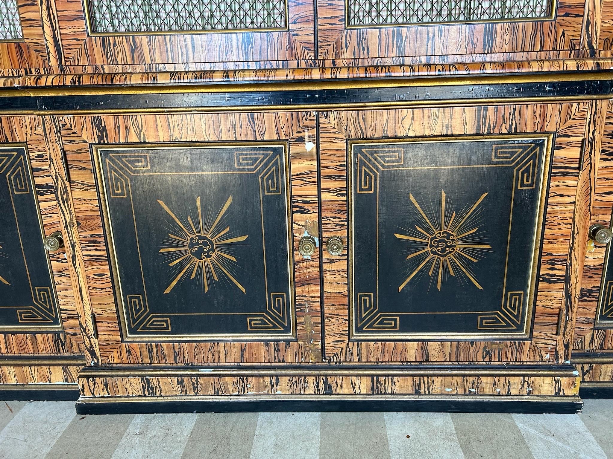 Libreria a muro dipinta in modo favoloso con interni in corallo in vendita 2