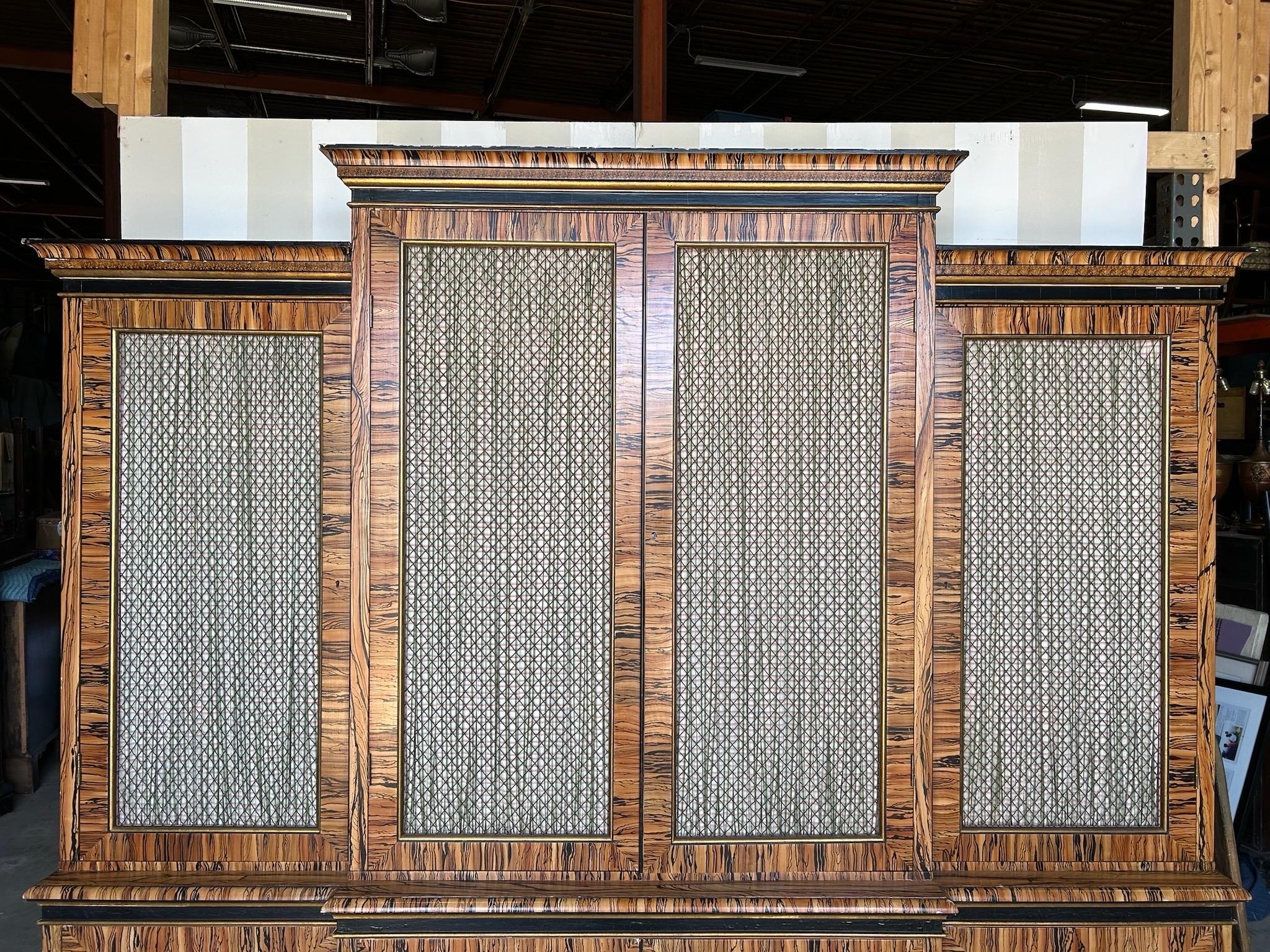 Libreria a muro dipinta in modo favoloso con interni in corallo in vendita 3